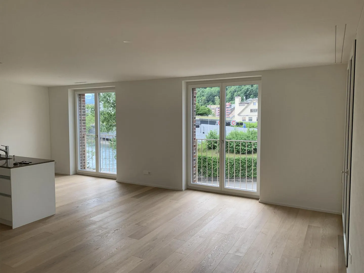 Temporary Rent: Modern 2.5-Room Apartment Near the Center with Loggia - Photo 1 of 6