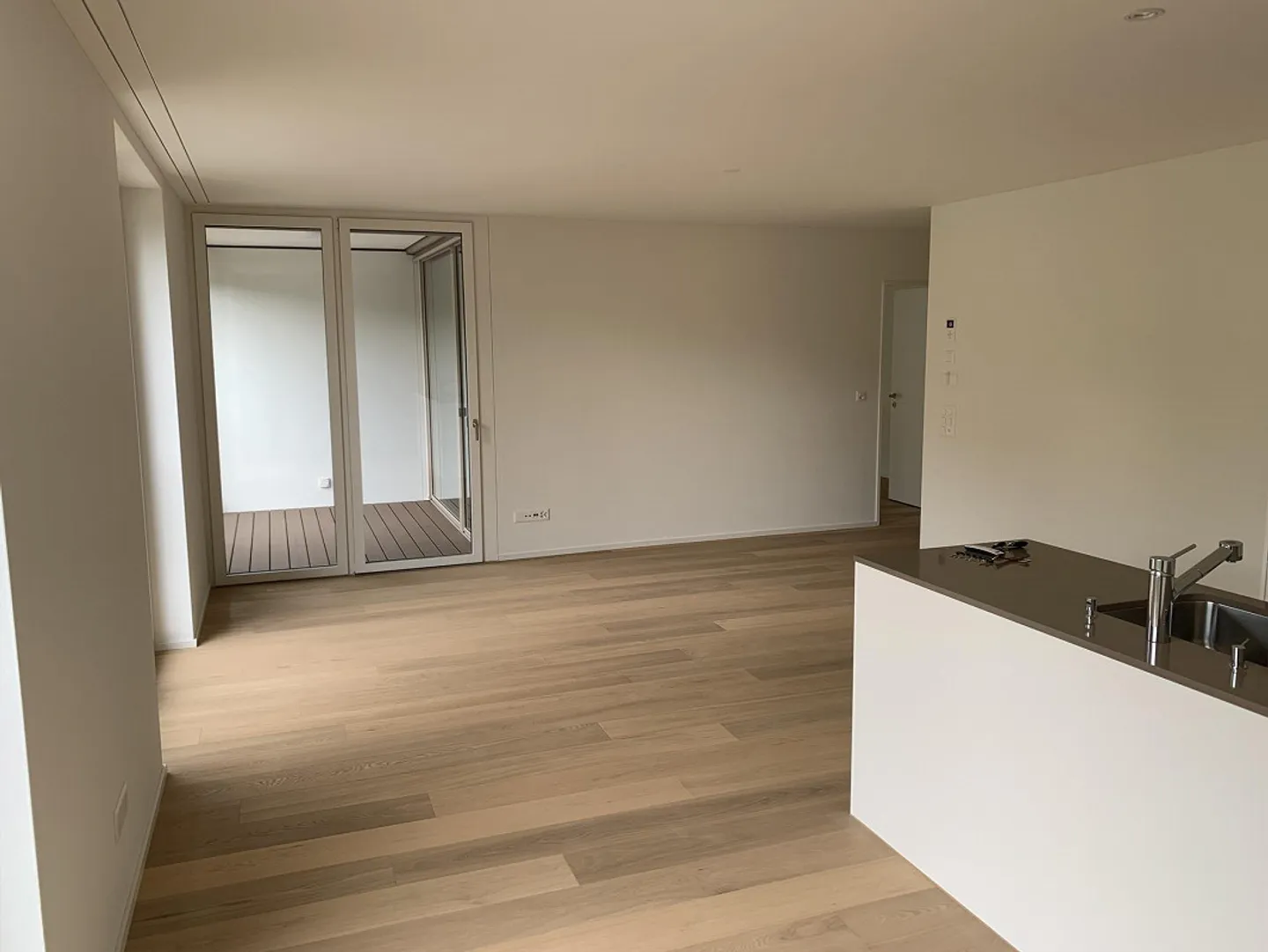 Temporary Rent: Modern 2.5-Room Apartment Near the Center with Loggia - Photo 2 of 6