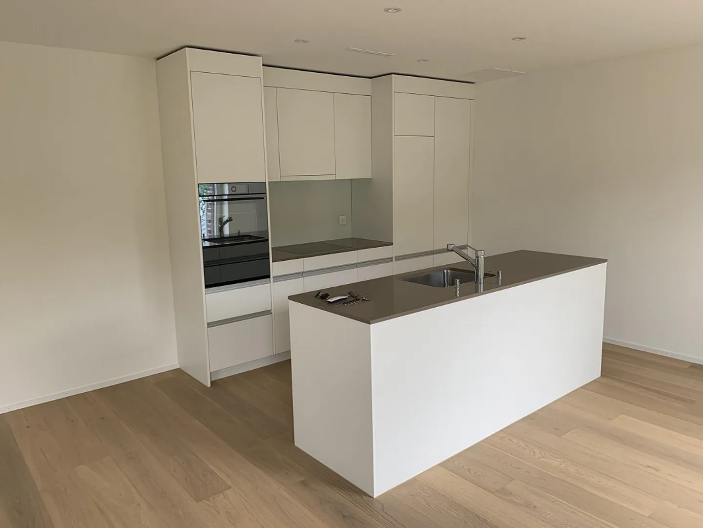 Temporary Rent: Modern 2.5-Room Apartment Near the Center with Loggia - Photo 3 of 6