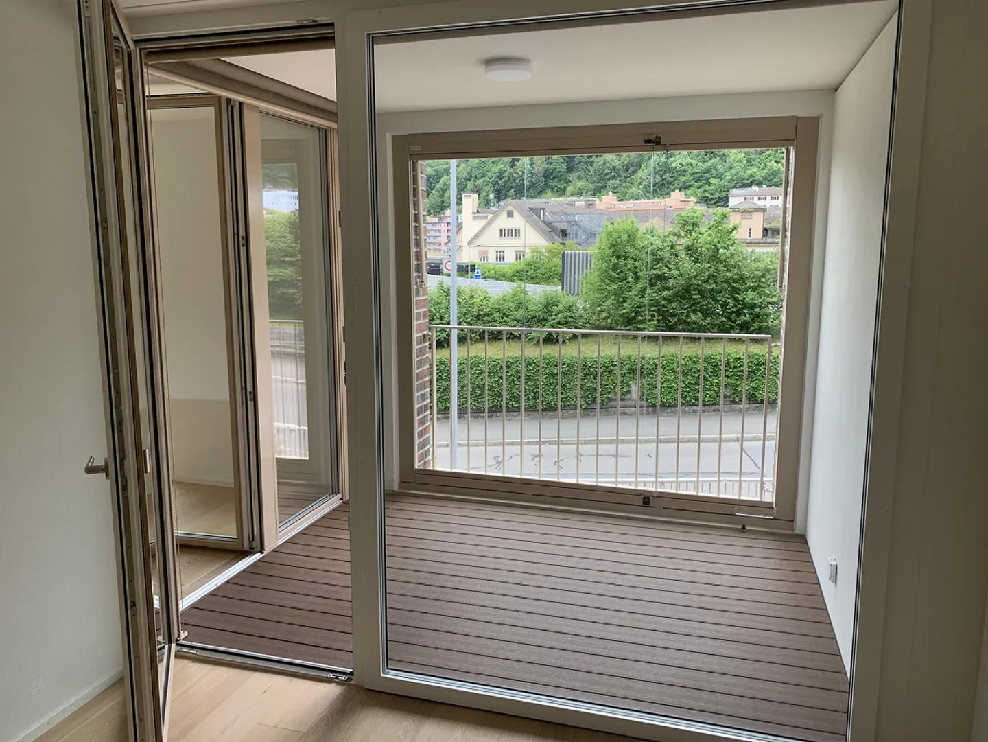 Temporary Rent: Modern 2.5-Room Apartment Near the Center with Loggia - Photo 5 of 6