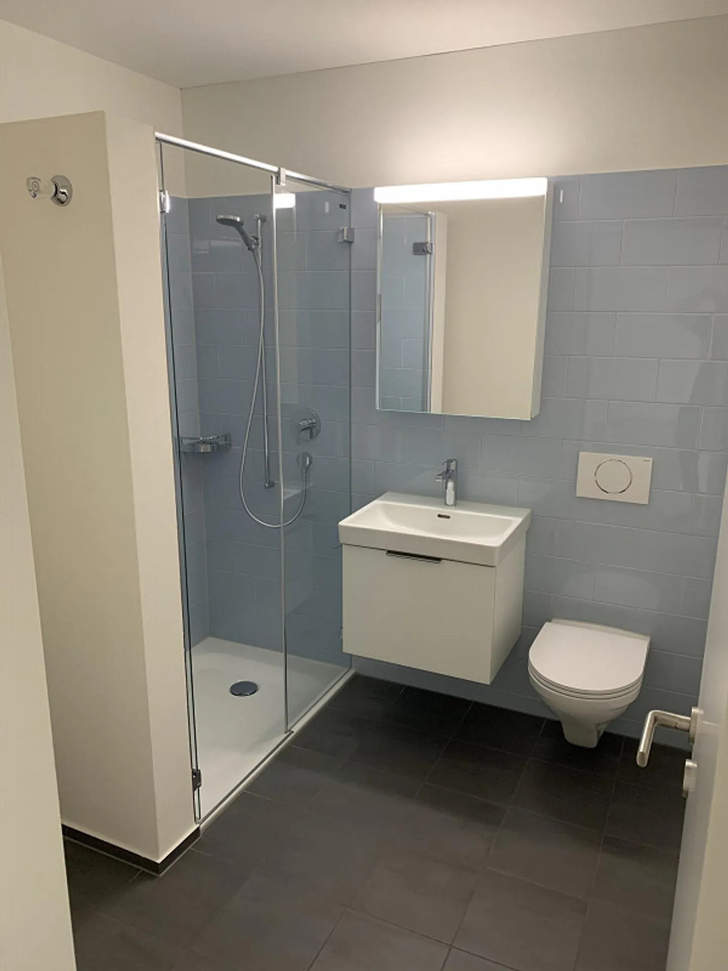 Temporary Rent: Modern 2.5-Room Apartment Near the Center with Loggia - Photo 6 of 6