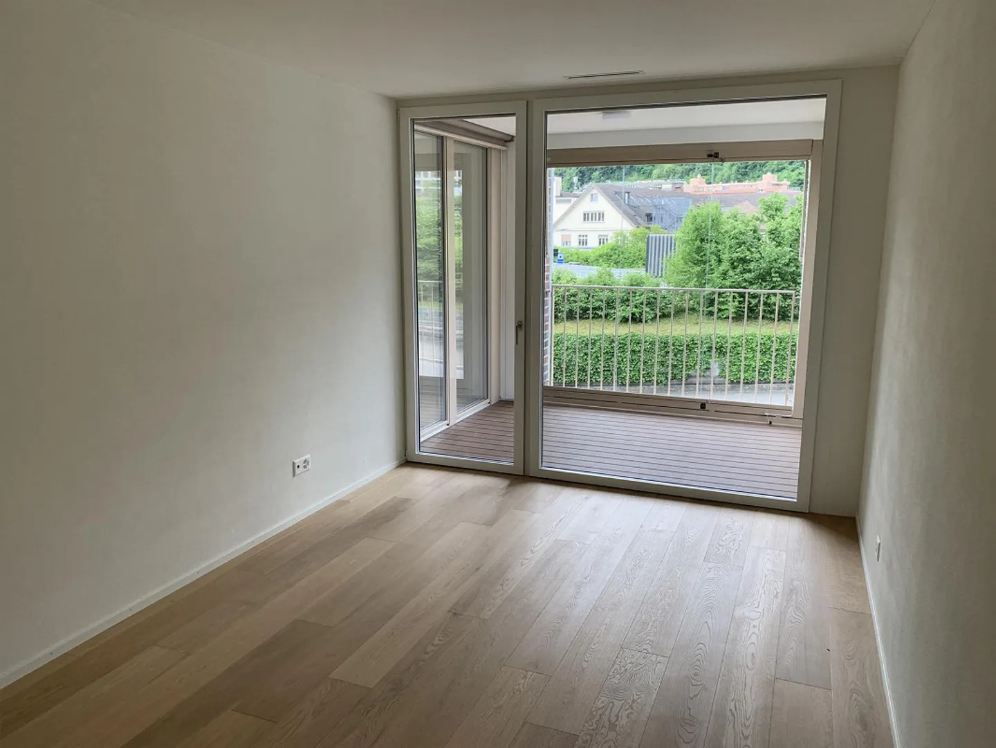 Temporary Rent: Modern 2.5-Room Apartment Near the Center with Loggia - Photo 4 of 6