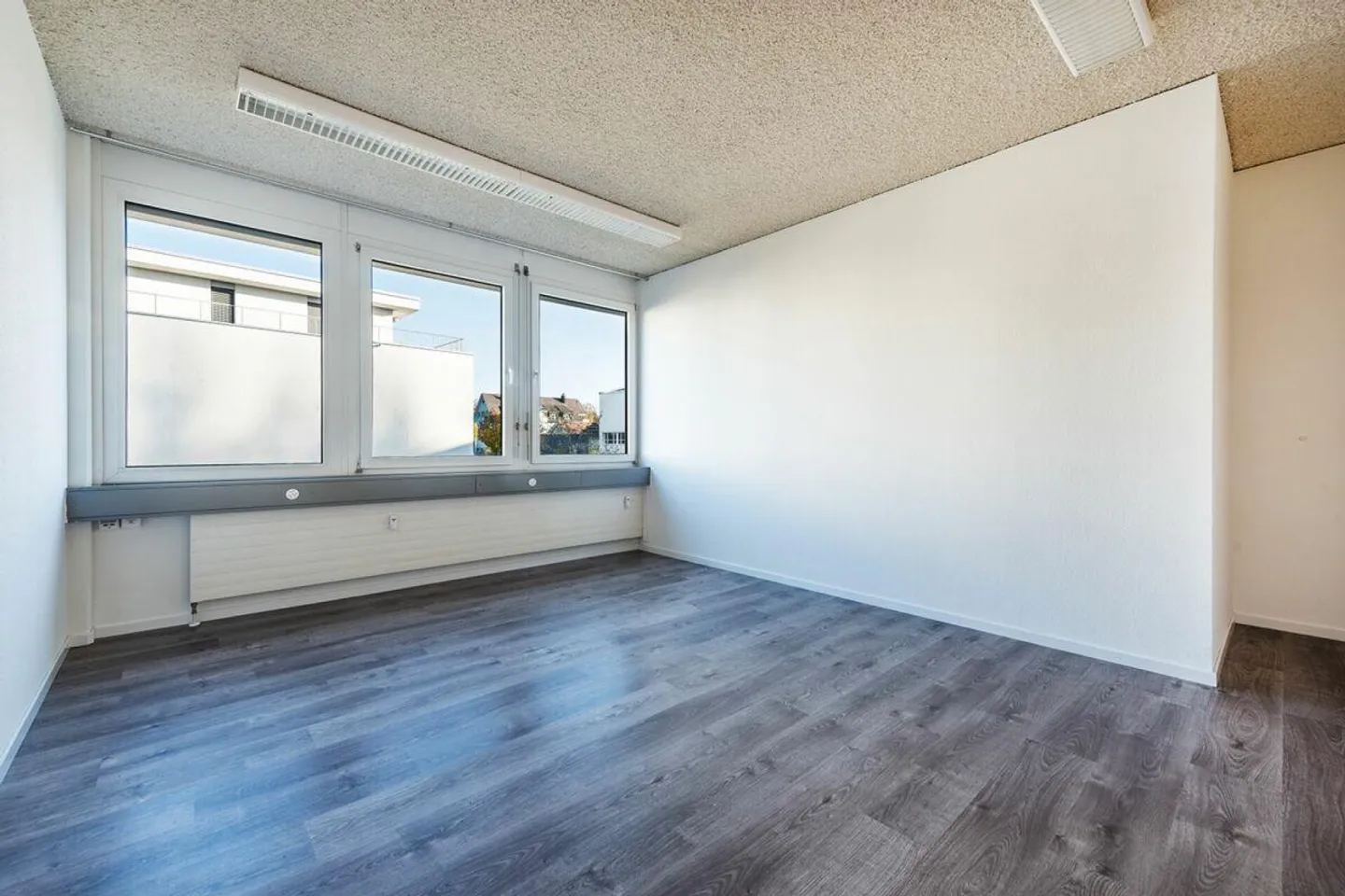 Bureau lumineux à louer dans un emplacement central à Kreuzlingen - Photo 2 sur 3