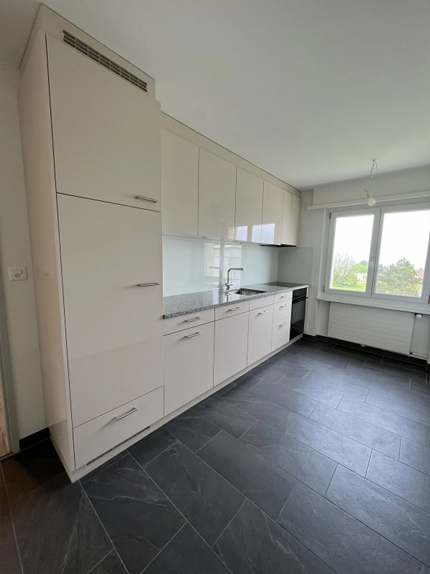 Appartement 3.5 pièces fraîchement rénové dans un emplacement calme et idyllique - Photo 2 sur 13