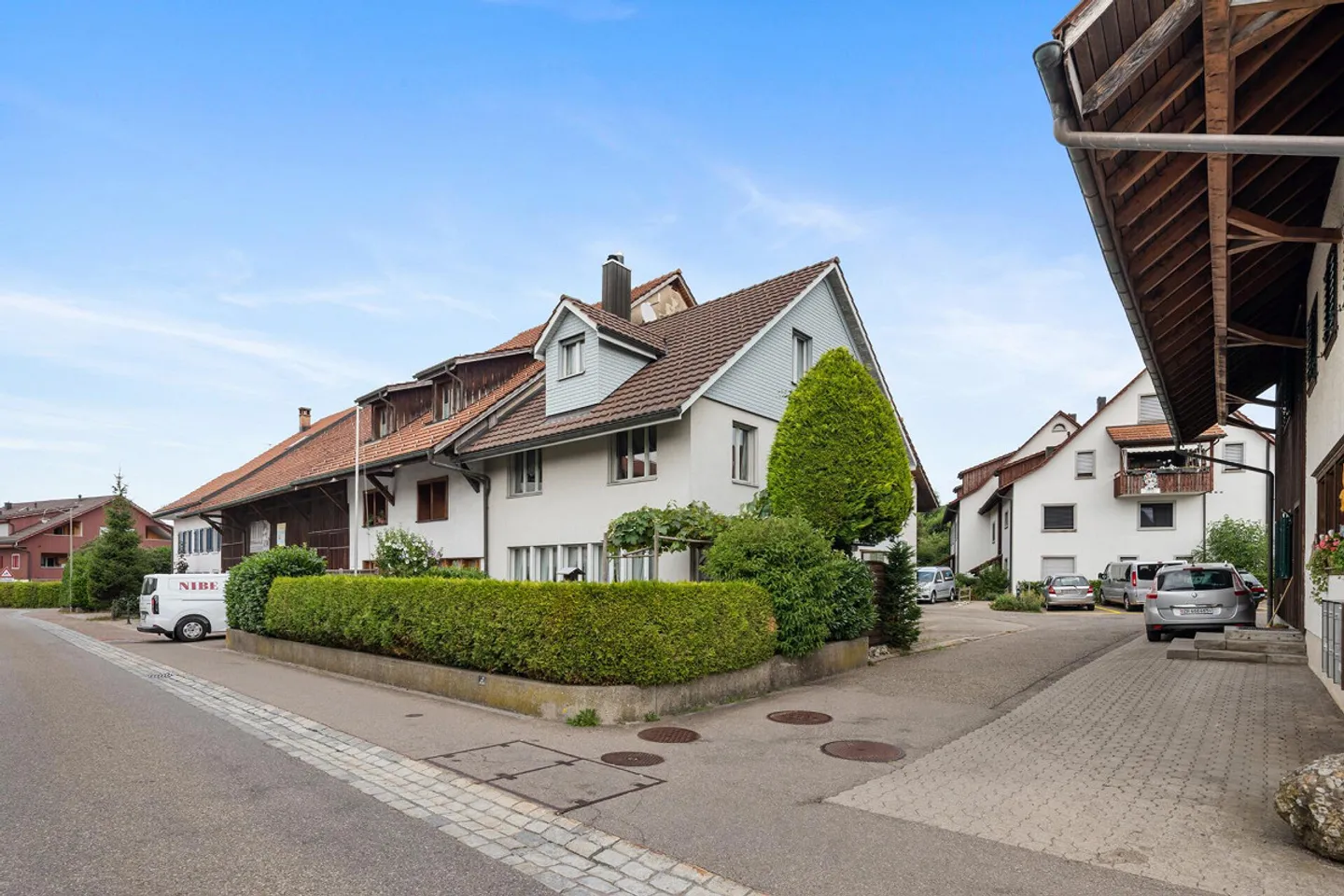 ECKHAUS MIT VIEL PLATZ, GARTEN UND DREI STELLPLÄTZEN - Foto 1 di 32