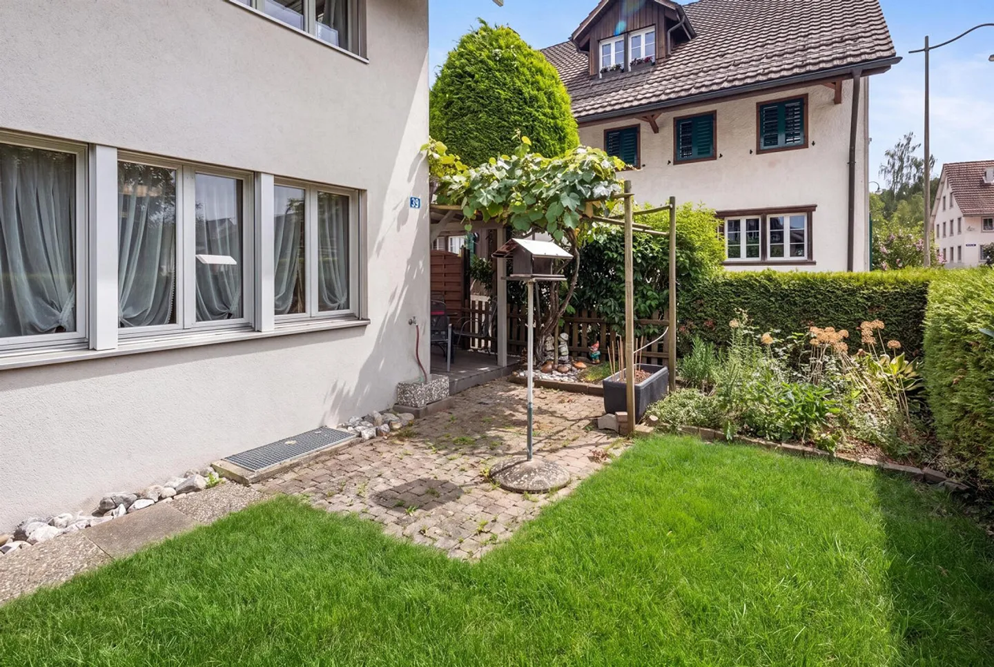 ECKHAUS MIT VIEL PLATZ, GARTEN UND DREI STELLPLÄTZEN - Foto 2 di 32