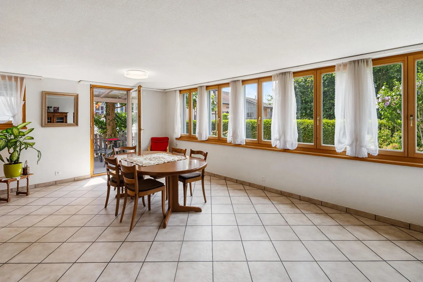 ECKHAUS MIT VIEL PLATZ, GARTEN UND DREI STELLPLÄTZEN - Foto 3 di 32