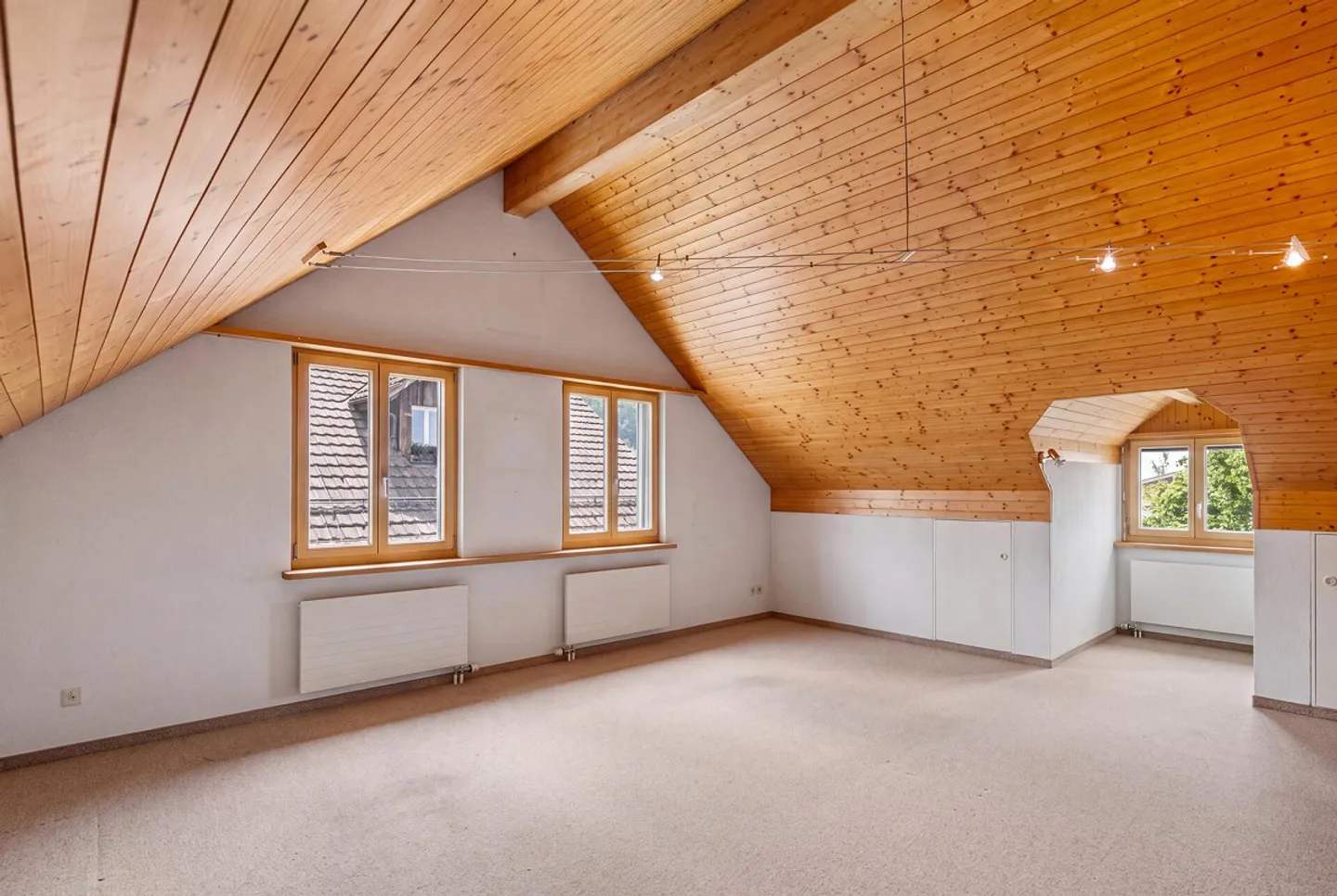 ECKHAUS MIT VIEL PLATZ, GARTEN UND DREI STELLPLÄTZEN - Foto 11 di 32