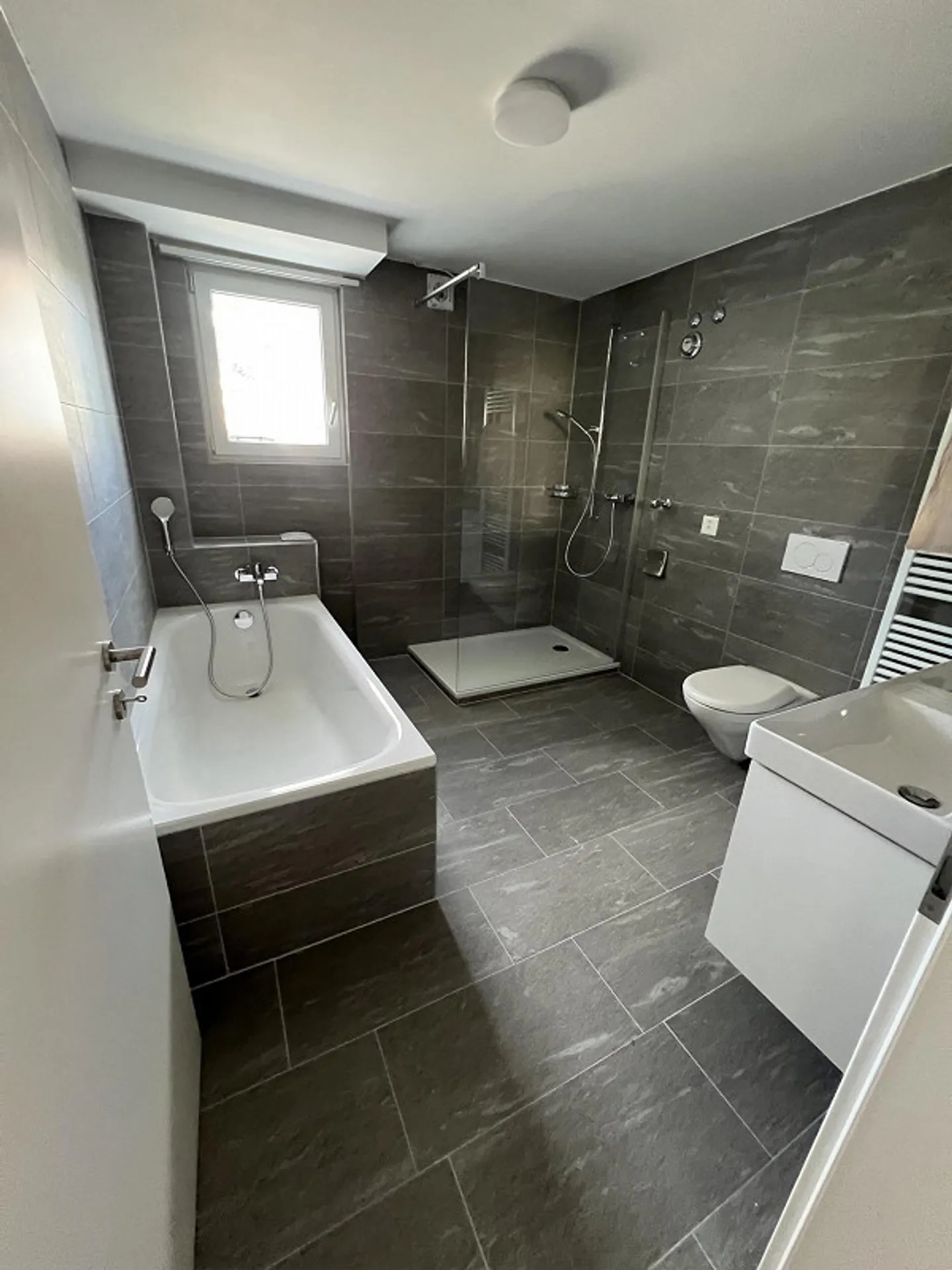 Très moderne, appartement fraîchement rénové avec beaucoup de luxe - Photo 3 sur 8