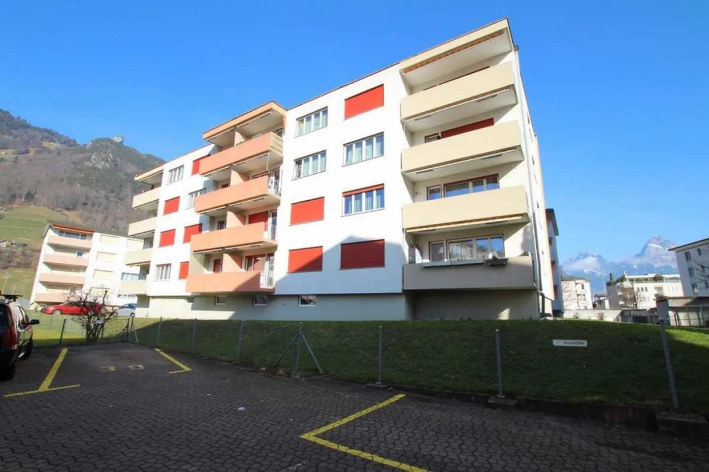 Living in a Quiet Location in Brunnen - Photo 1 of 11