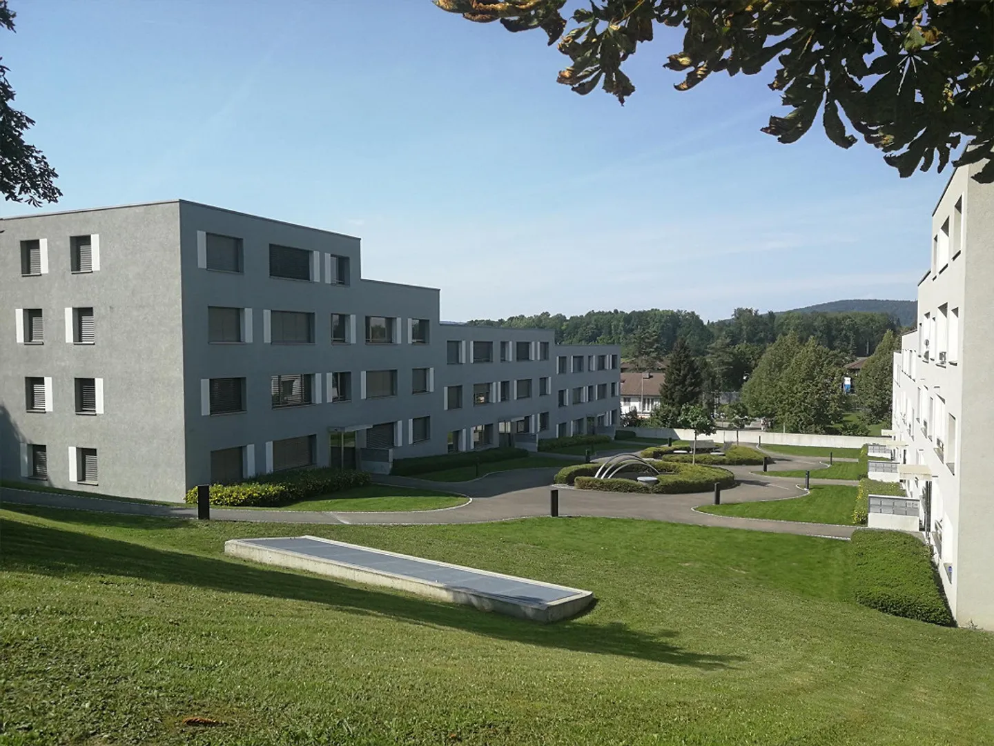 Places de stationnement doubles près de l'autoroute - Photo 1 sur 1