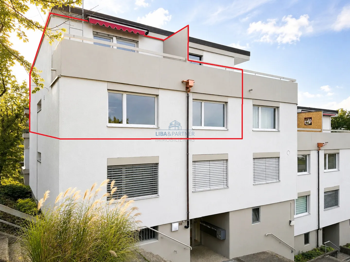 Appartamento Attico Elegante con Ampie Vedute, Pace e Aree Esterne Soleggiate - Foto 1 di 13