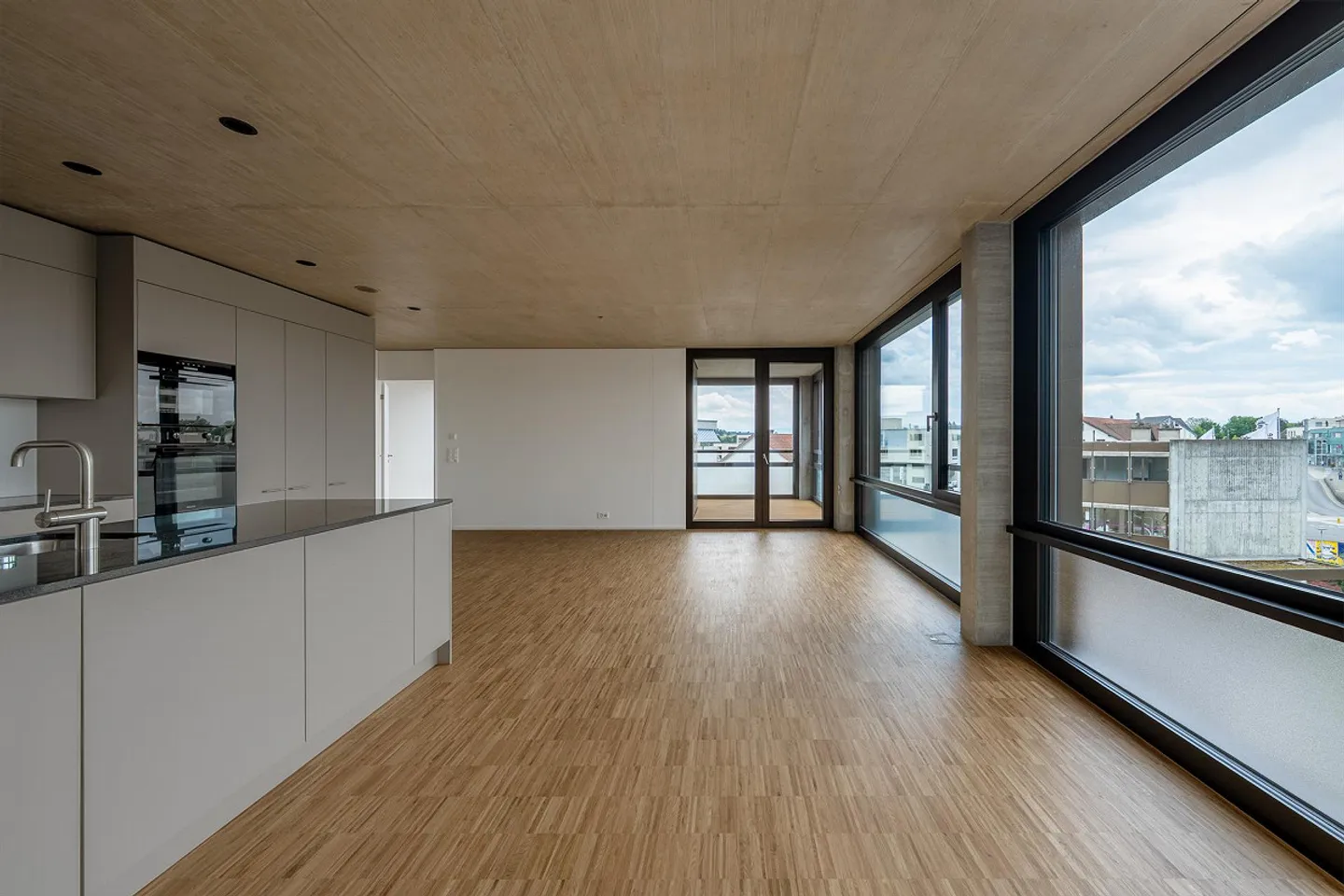 Appartement moderne de 4,5 pièces avec loggia à Rudolfstetten - Photo 2 sur 7