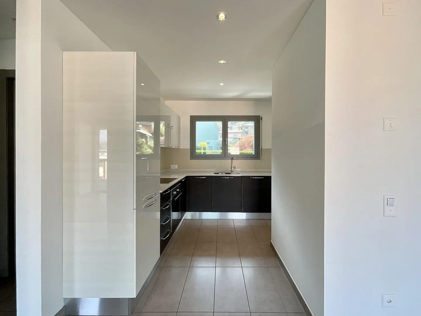 GRAVESANO - FOR SALE 2.5 ROOMS WITH HUGE 40 SQM TERRACE - Photo 9 of 13