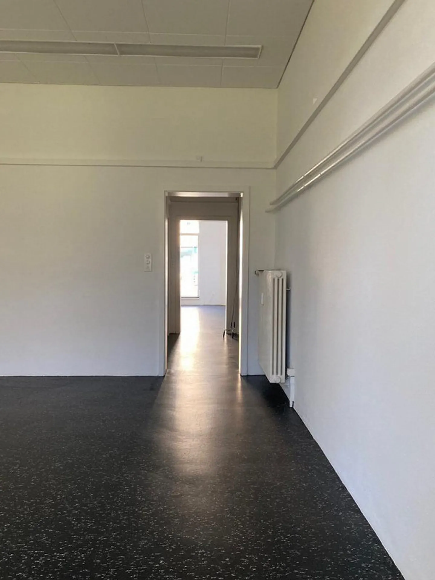 Visibilité garantie - Espace commercial dans un emplacement de choix ! - Photo 4 sur 7