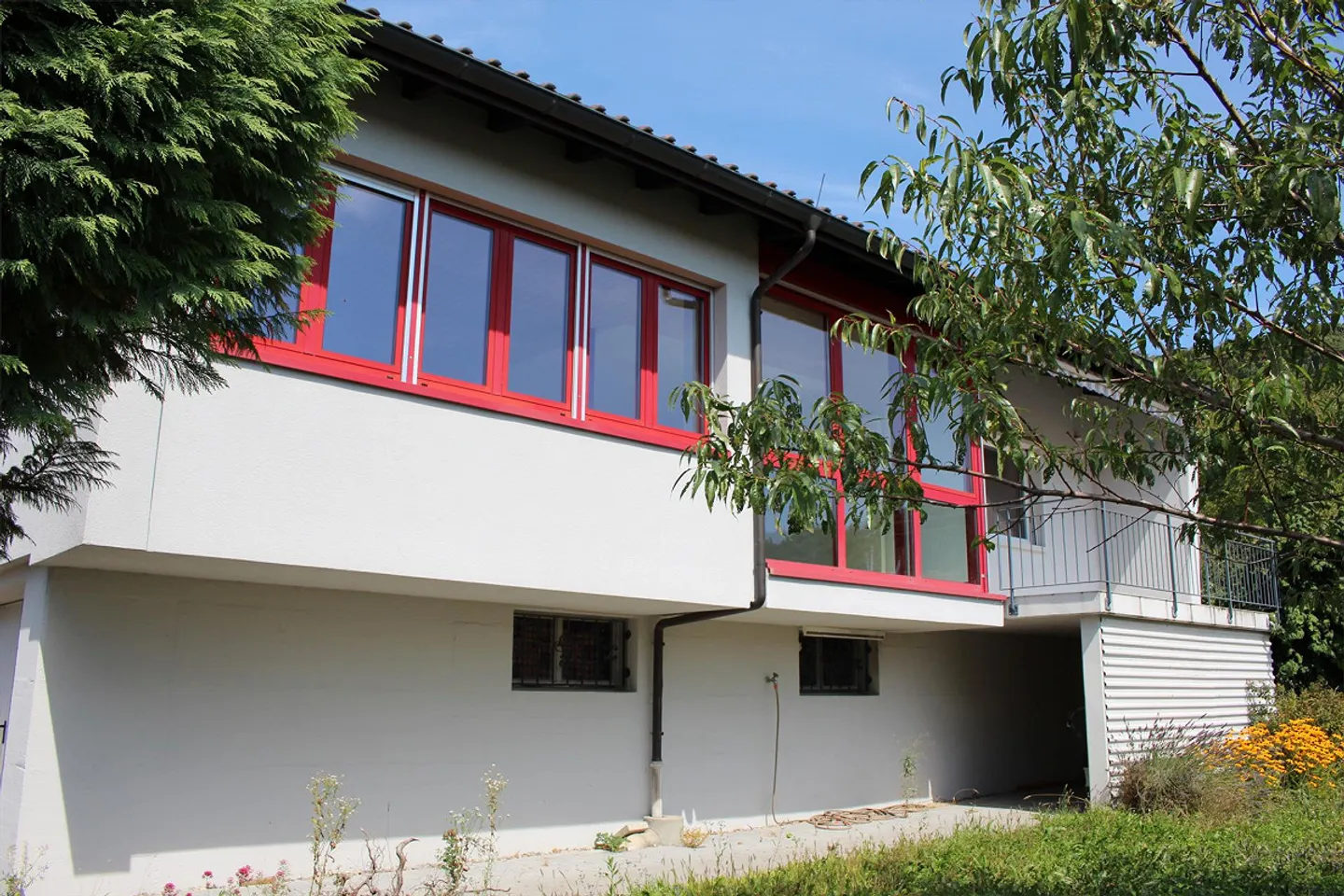 Charmante maison individuelle de 5,5 pièces avec vue unique sur les montagnes enneigées - Photo 2 sur 26