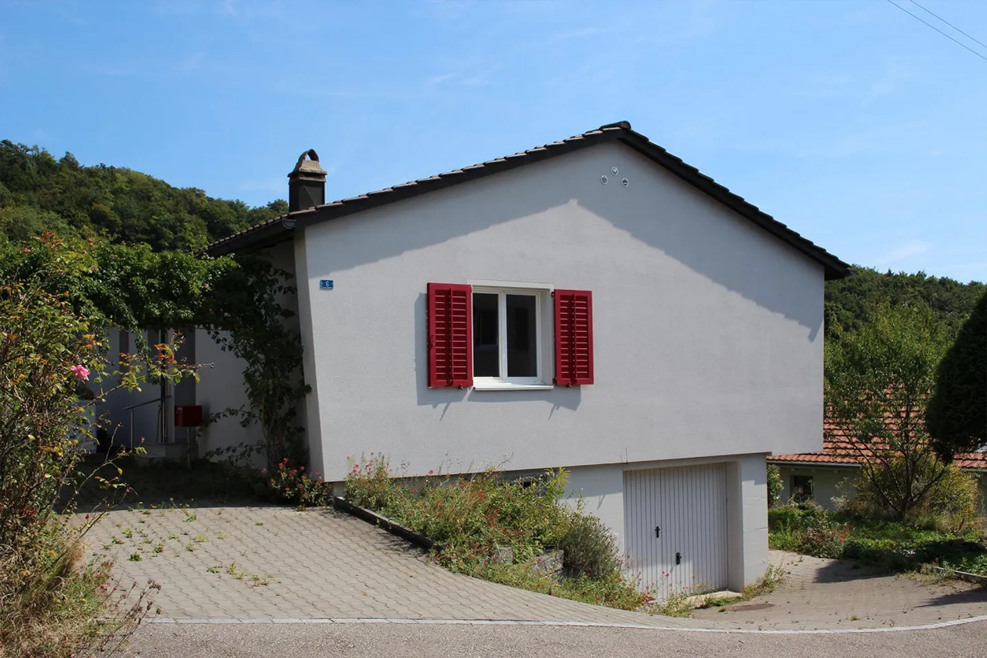 Charmante maison individuelle de 5,5 pièces avec vue unique sur les montagnes enneigées - Photo 3 sur 26