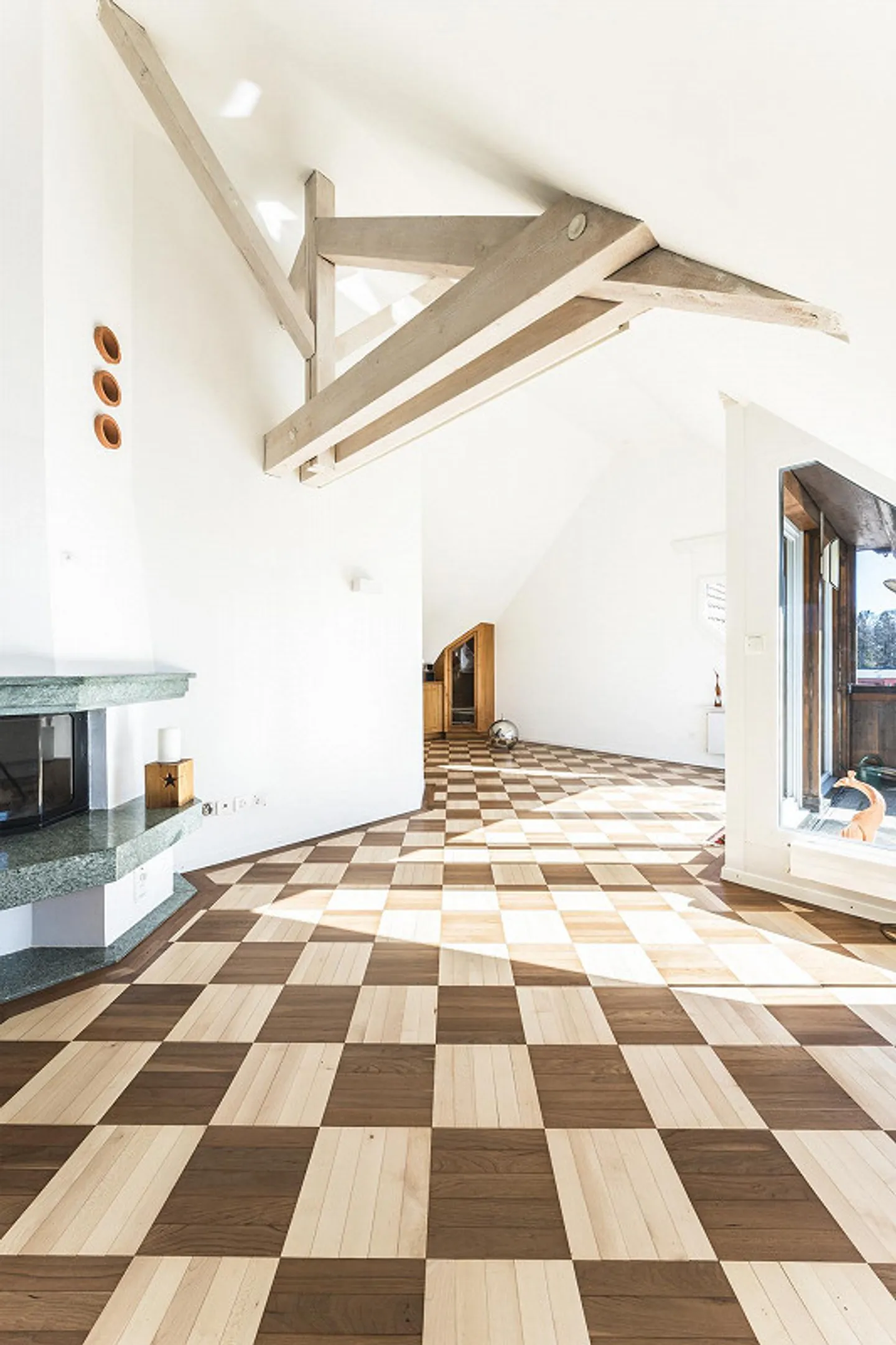 Aussergewöhnliche Dachwohnung mit Galerie-Charakter & Cheminée - Foto 1 von 24