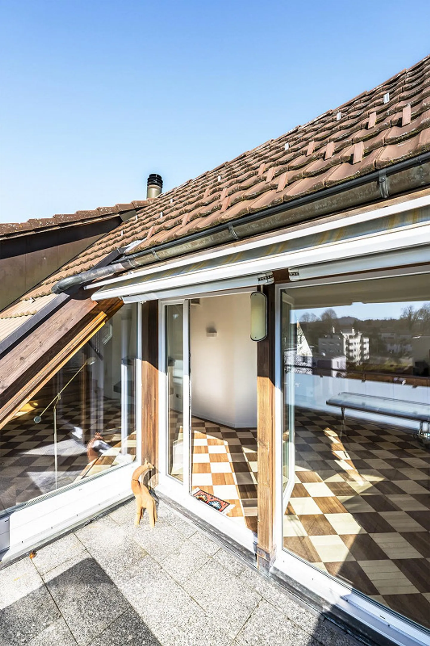 Aussergewöhnliche Dachwohnung mit Galerie-Charakter & Cheminée - Foto 2 von 24