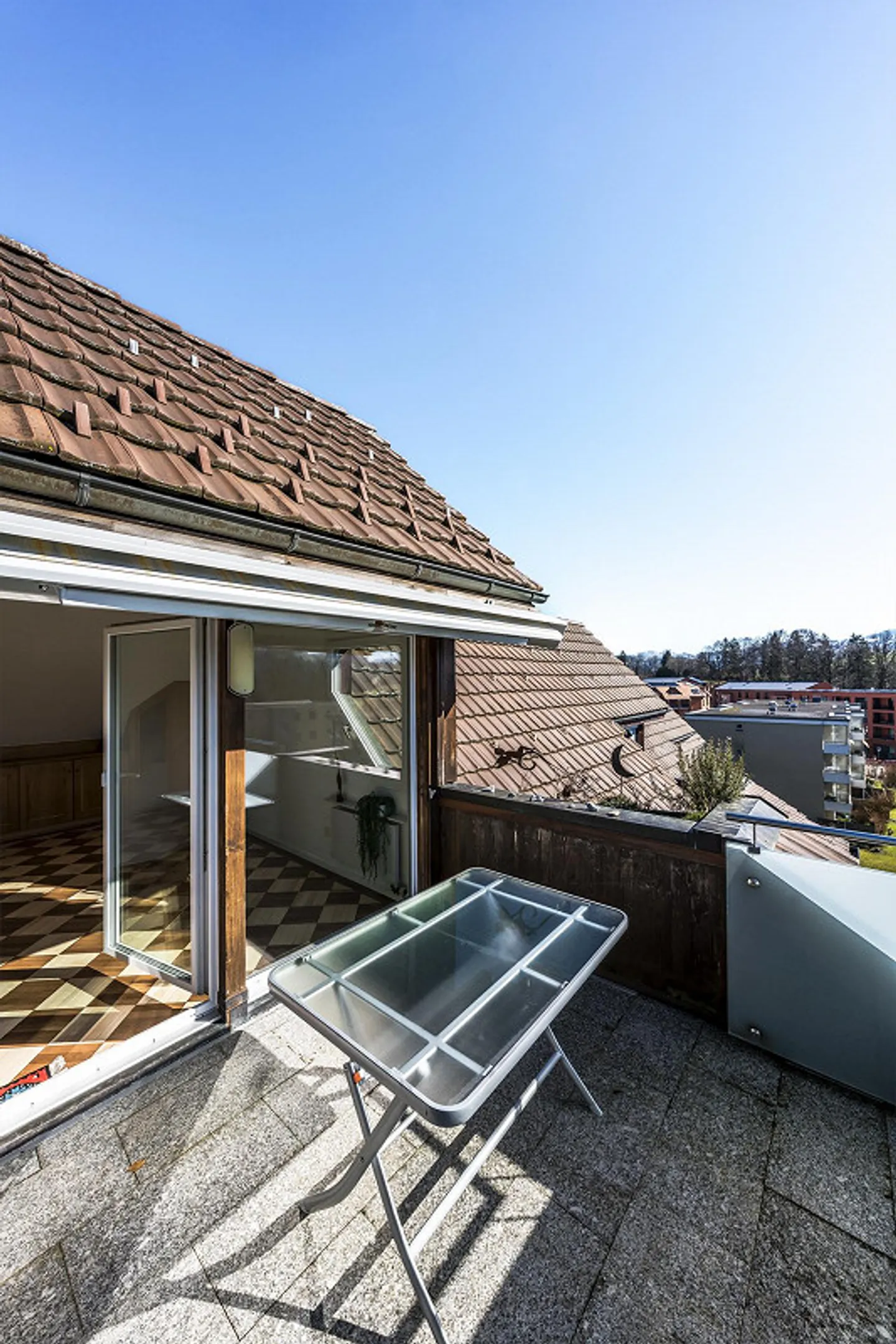 Aussergewöhnliche Dachwohnung mit Galerie-Charakter & Cheminée - Foto 3 von 24