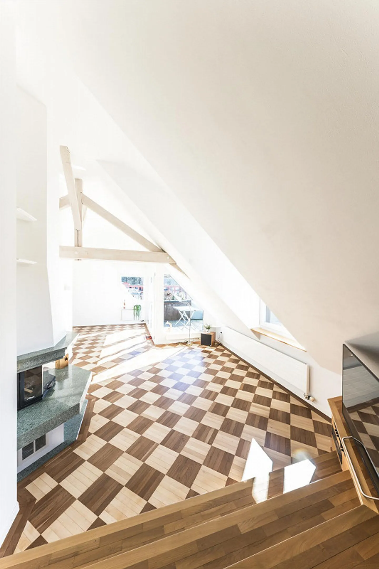 Aussergewöhnliche Dachwohnung mit Galerie-Charakter & Cheminée - Foto 4 von 24