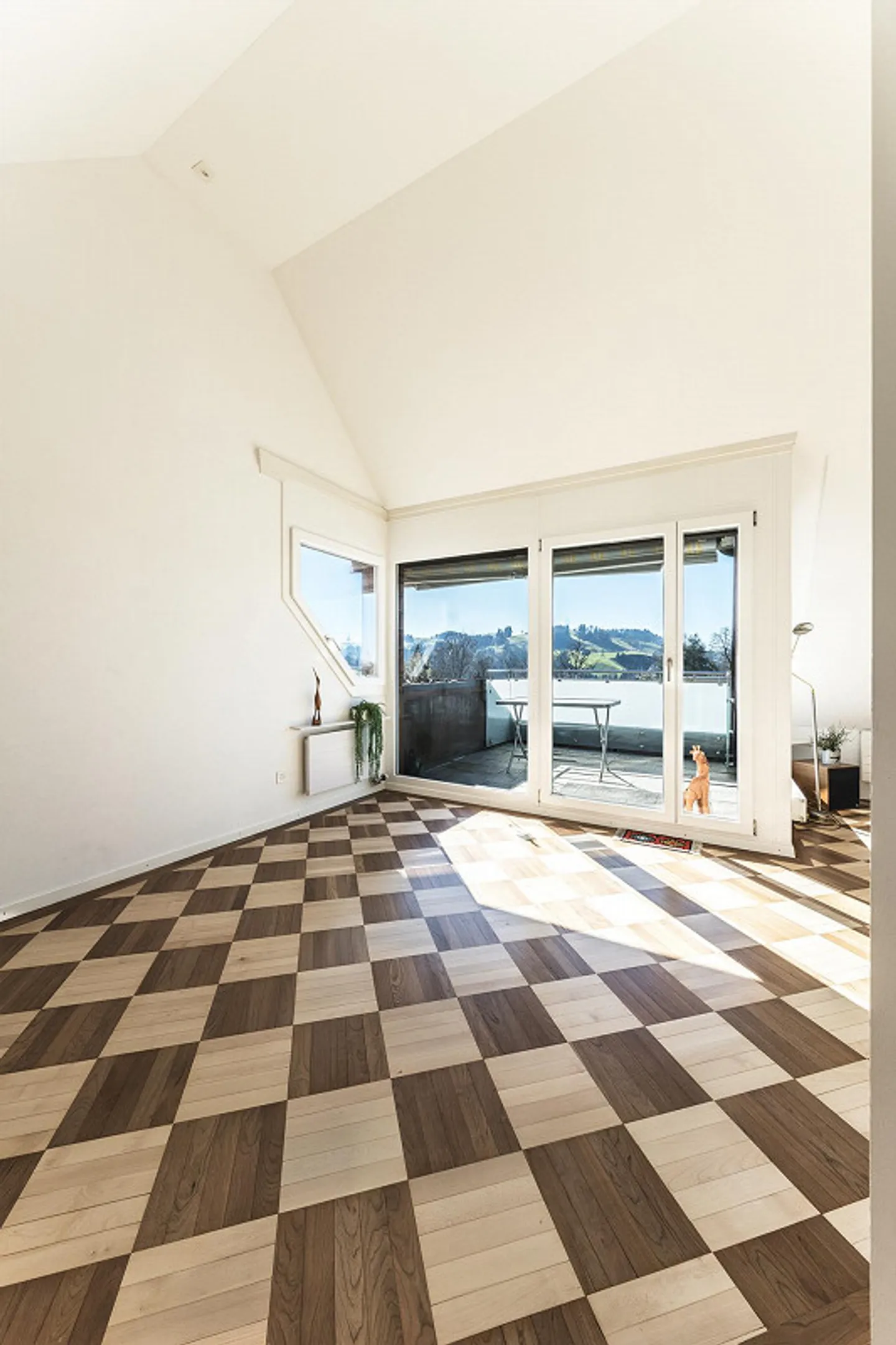 Aussergewöhnliche Dachwohnung mit Galerie-Charakter & Cheminée - Foto 5 von 24