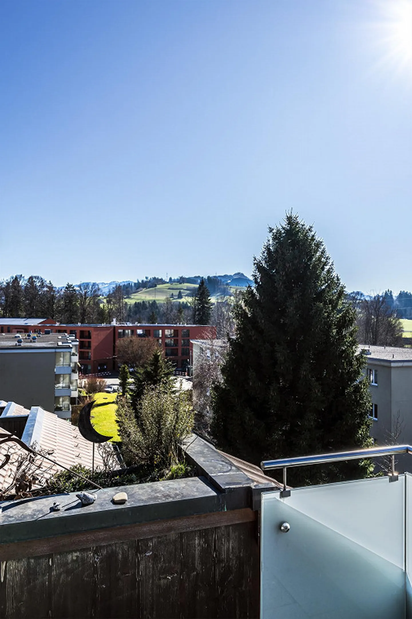 Aussergewöhnliche Dachwohnung mit Galerie-Charakter & Cheminée - Foto 6 von 24