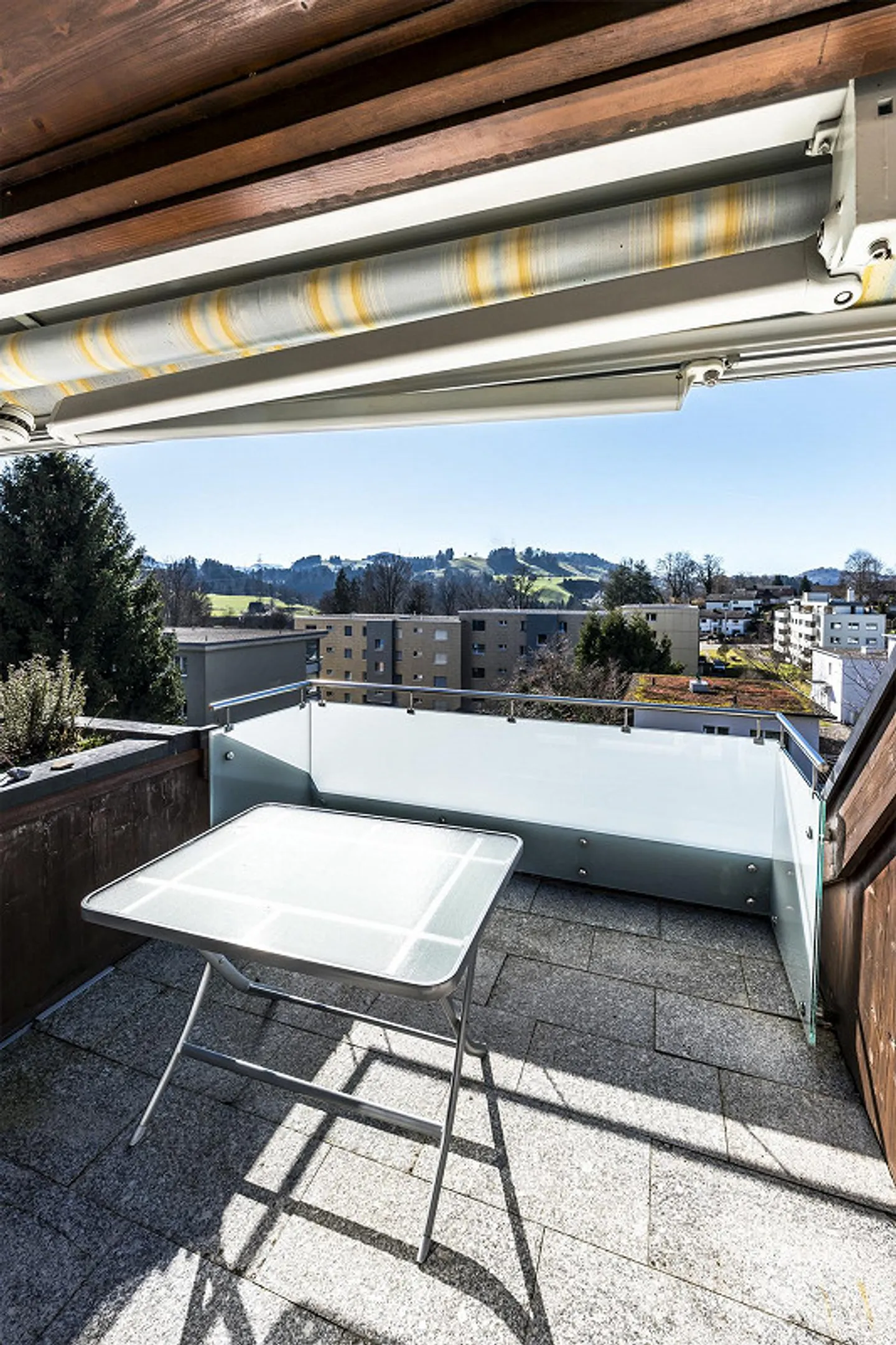 Aussergewöhnliche Dachwohnung mit Galerie-Charakter & Cheminée - Foto 7 von 24