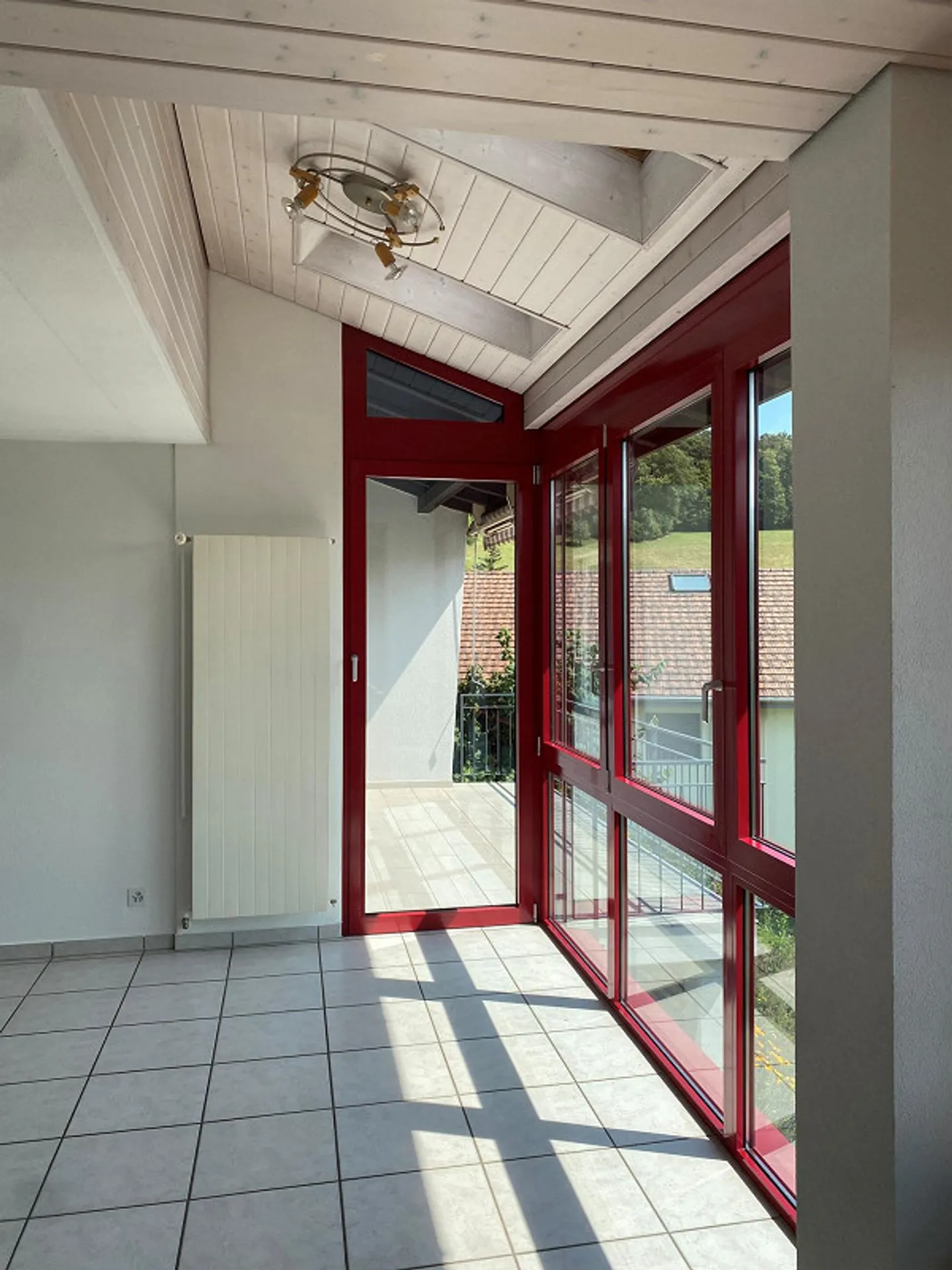 Charmante maison individuelle de 5,5 pièces avec vue unique sur les montagnes enneigées - Photo 7 sur 26