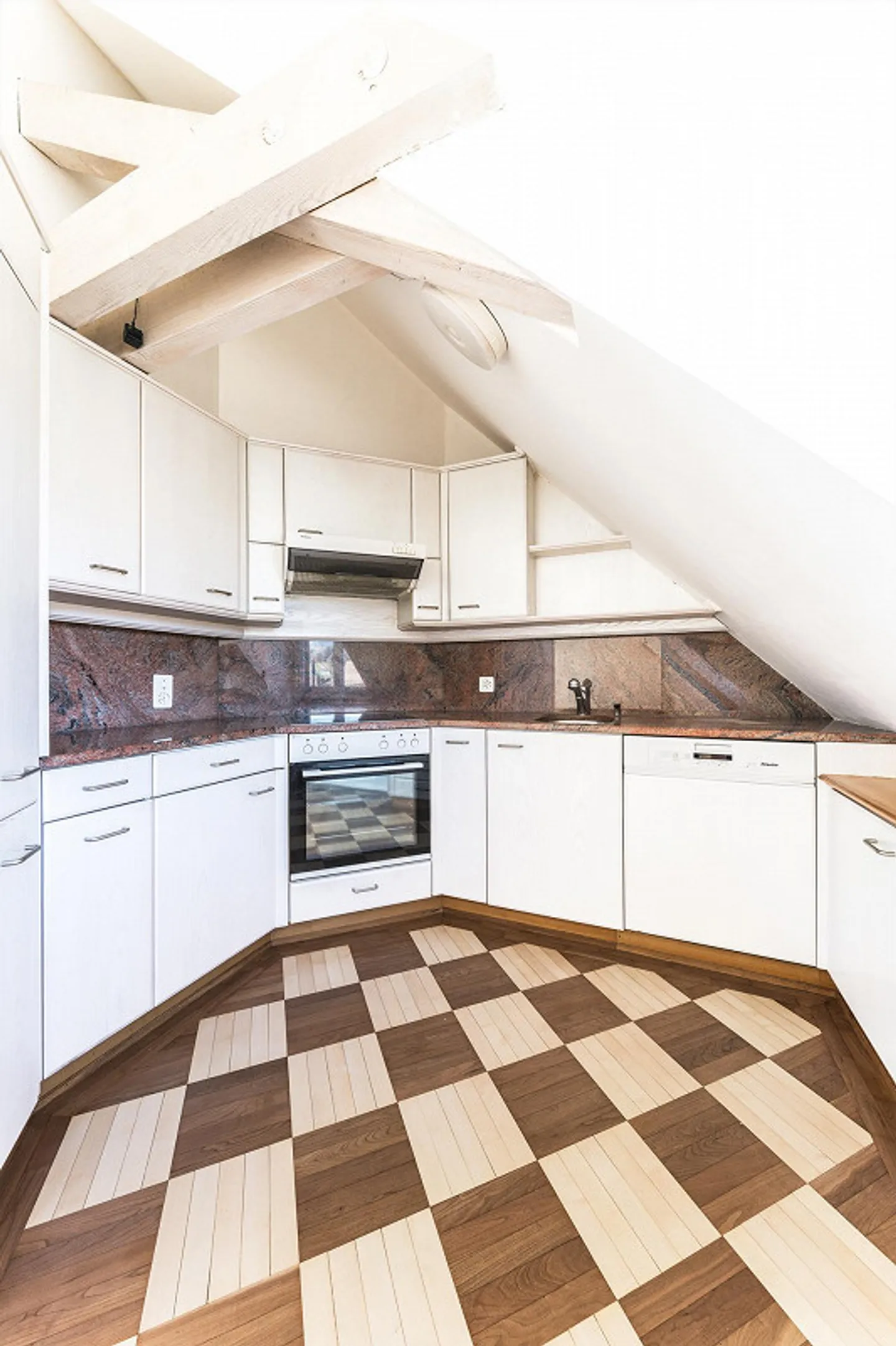 Aussergewöhnliche Dachwohnung mit Galerie-Charakter & Cheminée - Foto 9 von 24