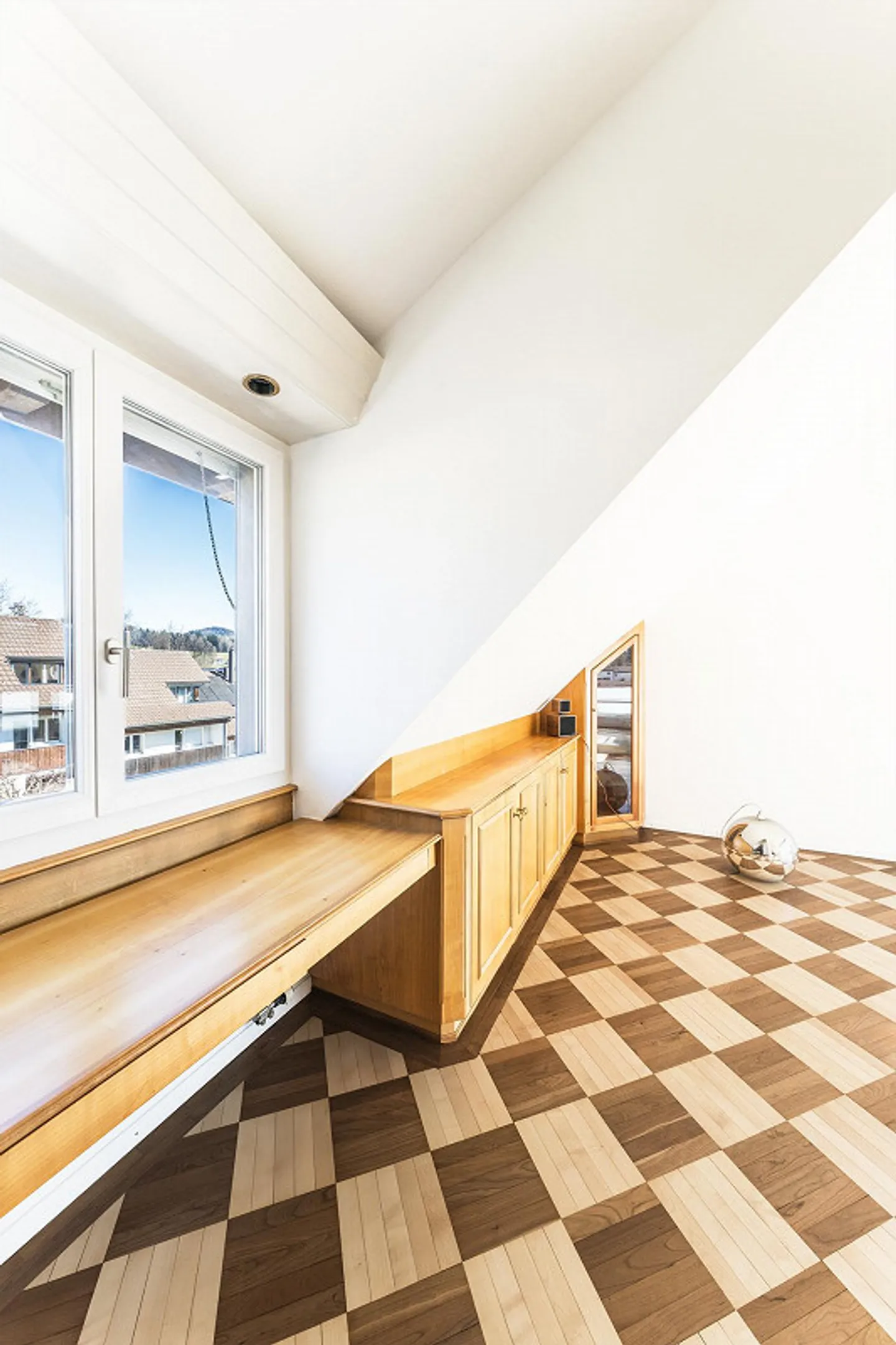 Aussergewöhnliche Dachwohnung mit Galerie-Charakter & Cheminée - Foto 10 von 24