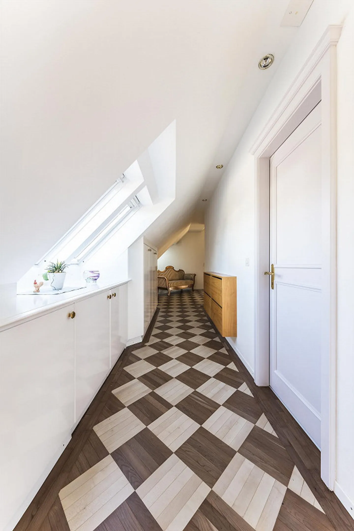 Aussergewöhnliche Dachwohnung mit Galerie-Charakter & Cheminée - Foto 11 von 24