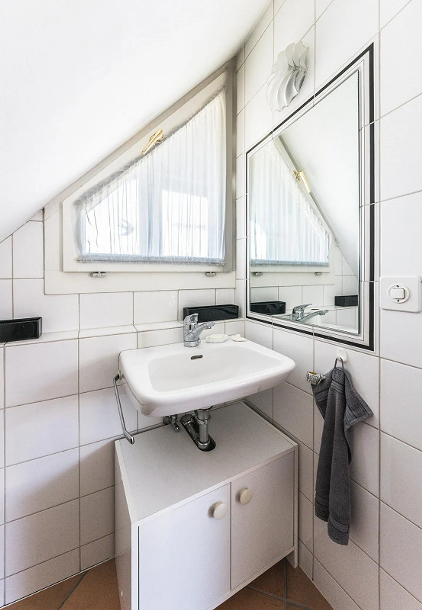 Aussergewöhnliche Dachwohnung mit Galerie-Charakter & Cheminée - Foto 12 von 24