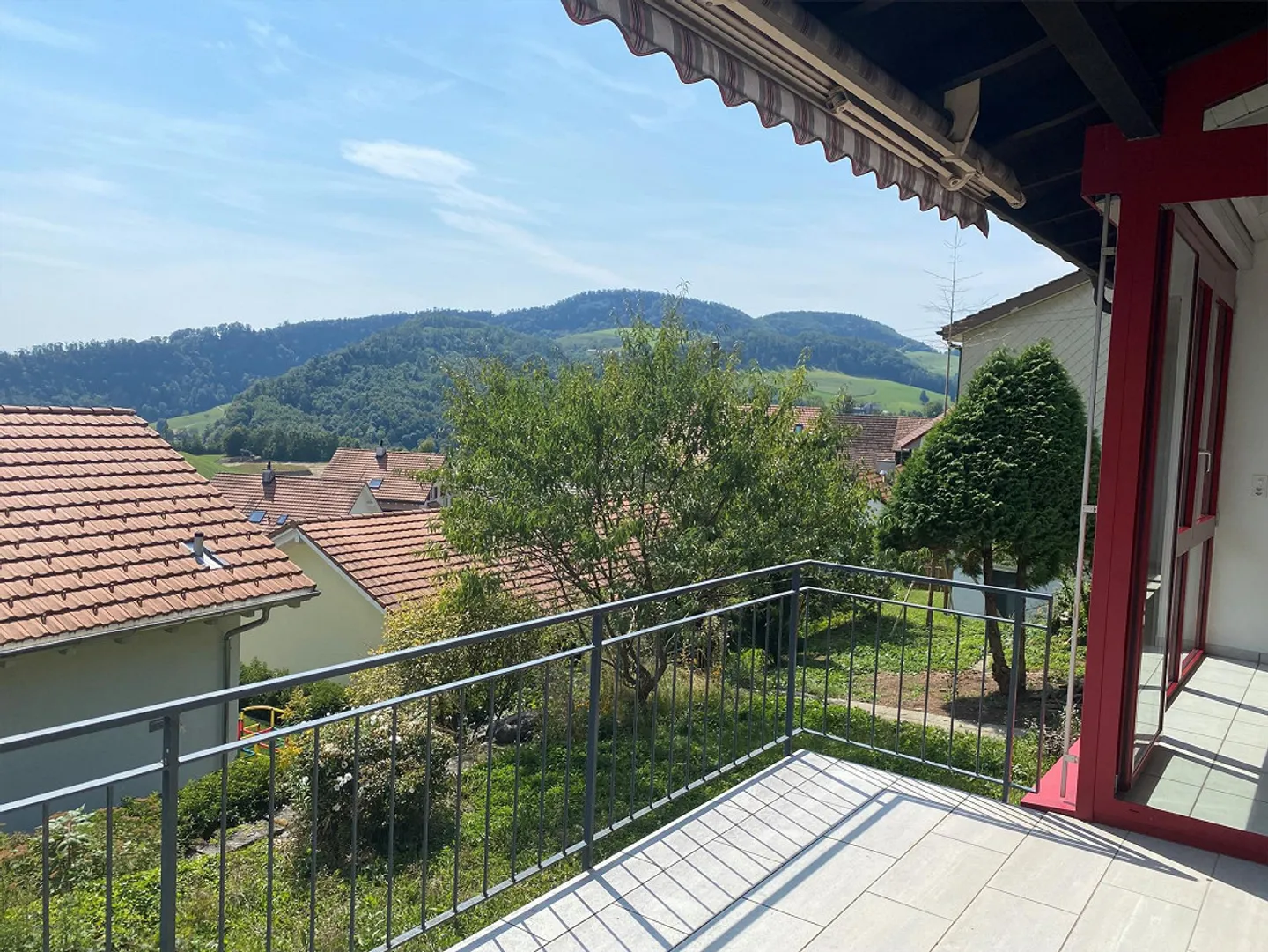Charmante maison individuelle de 5,5 pièces avec vue unique sur les montagnes enneigées - Photo 8 sur 26