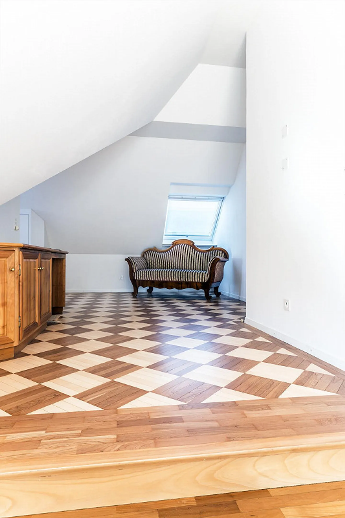 Aussergewöhnliche Dachwohnung mit Galerie-Charakter & Cheminée - Foto 13 von 24