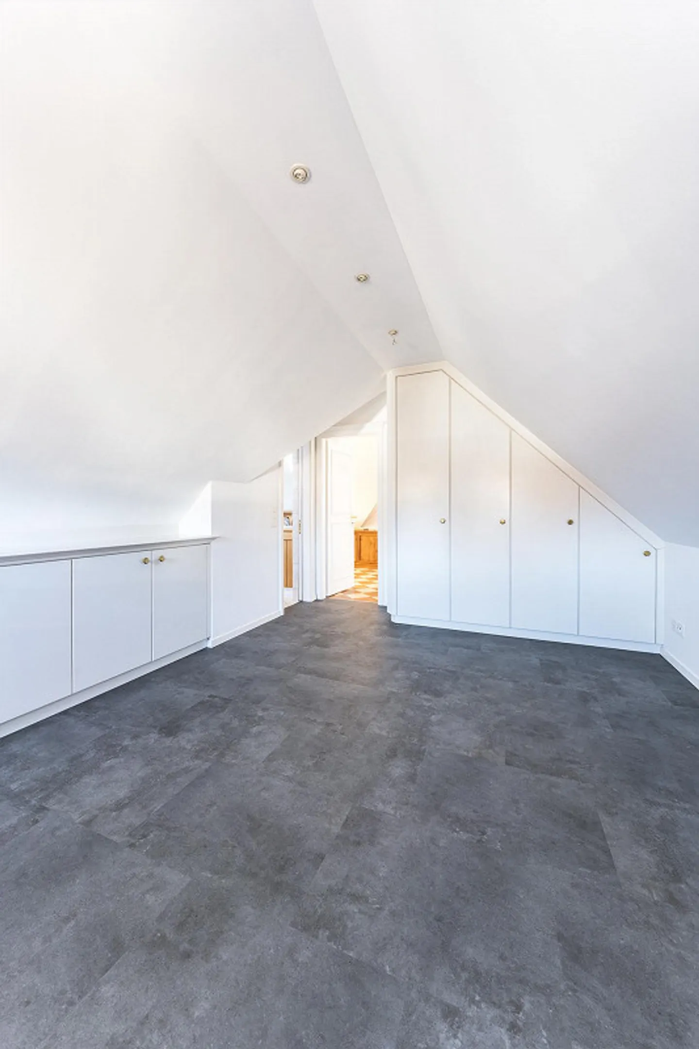 Aussergewöhnliche Dachwohnung mit Galerie-Charakter & Cheminée - Foto 14 von 24