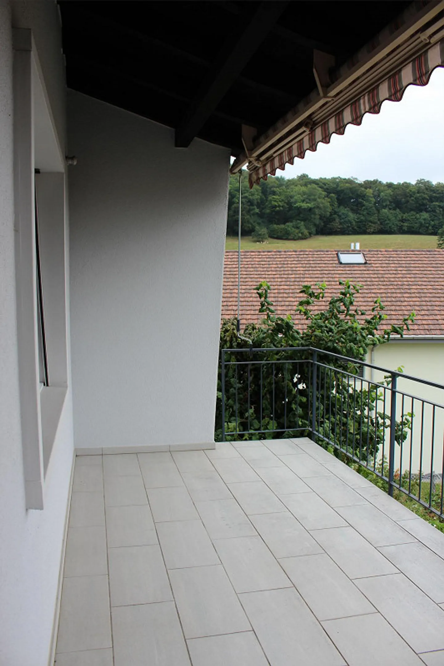 Charmante maison individuelle de 5,5 pièces avec vue unique sur les montagnes enneigées - Photo 9 sur 26