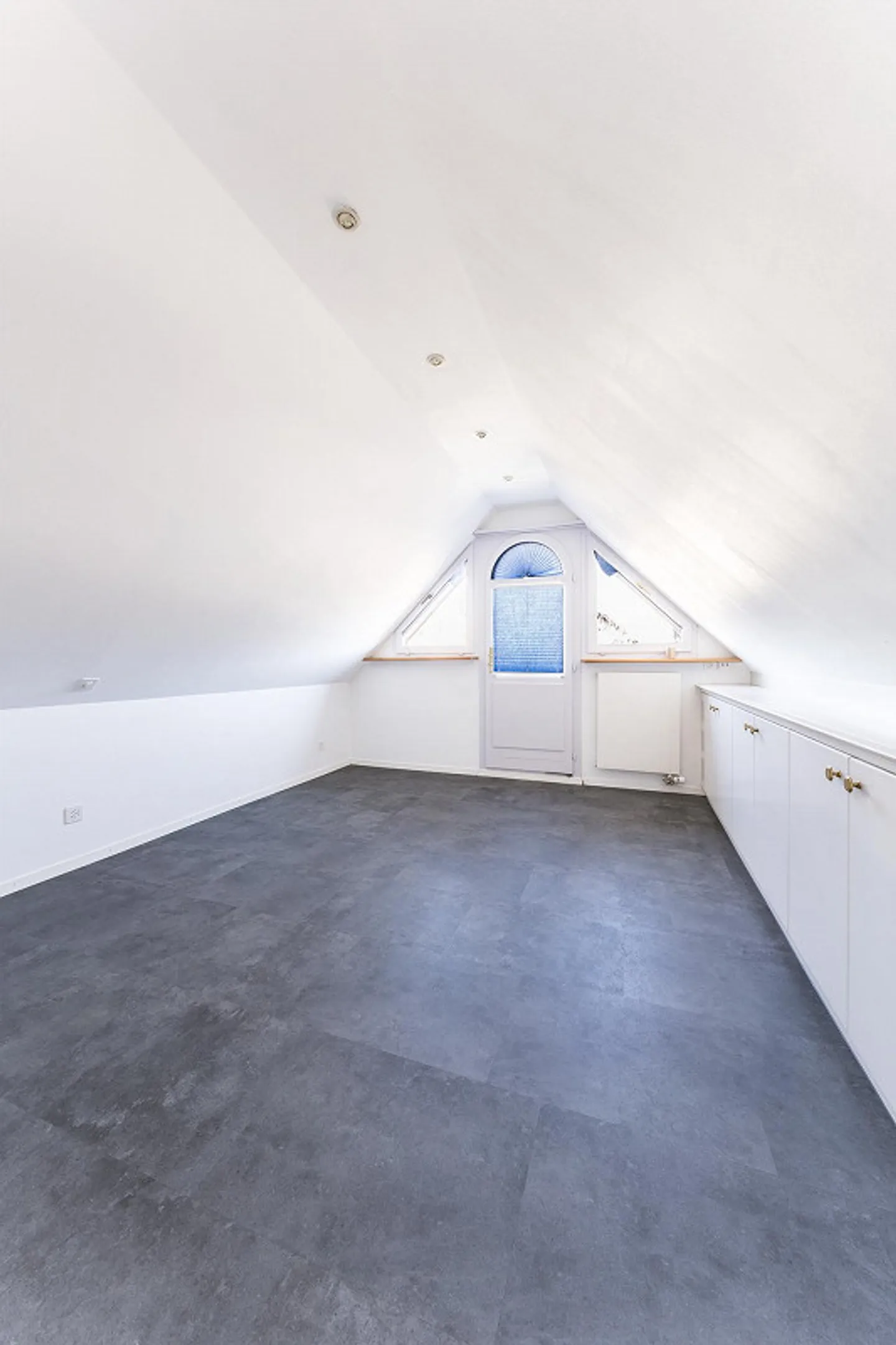 Aussergewöhnliche Dachwohnung mit Galerie-Charakter & Cheminée - Foto 15 von 24