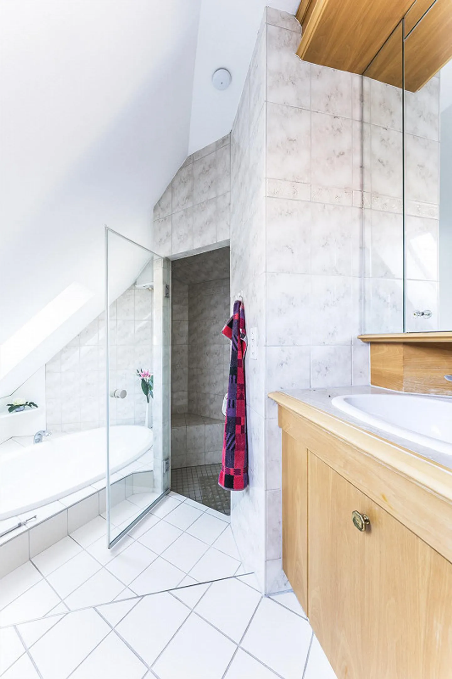 Aussergewöhnliche Dachwohnung mit Galerie-Charakter & Cheminée - Foto 20 von 24