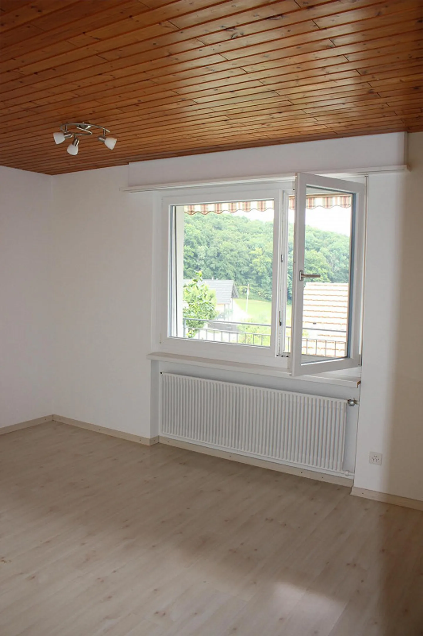 Charmante maison individuelle de 5,5 pièces avec vue unique sur les montagnes enneigées - Photo 12 sur 26