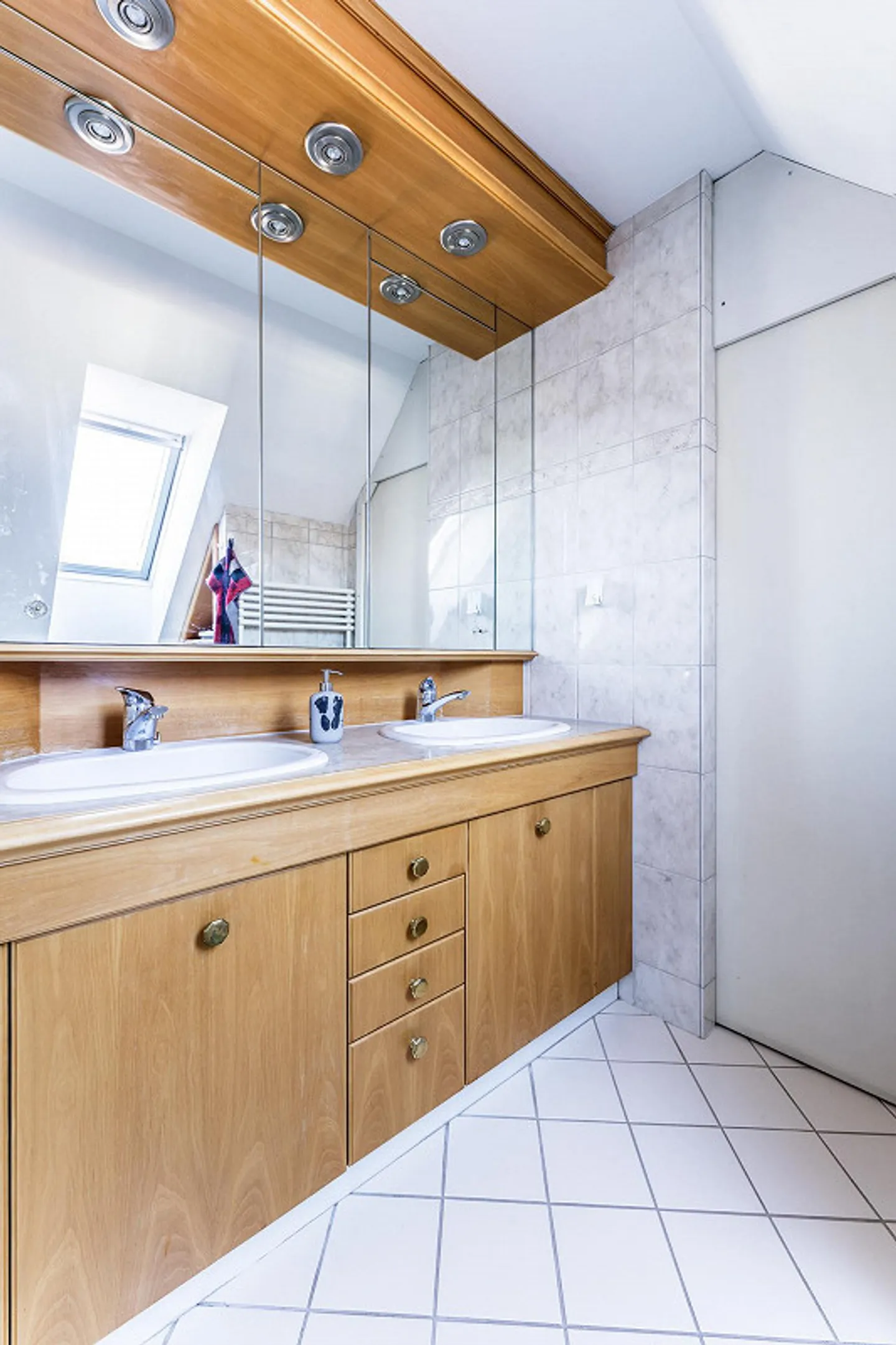 Aussergewöhnliche Dachwohnung mit Galerie-Charakter & Cheminée - Foto 18 von 24