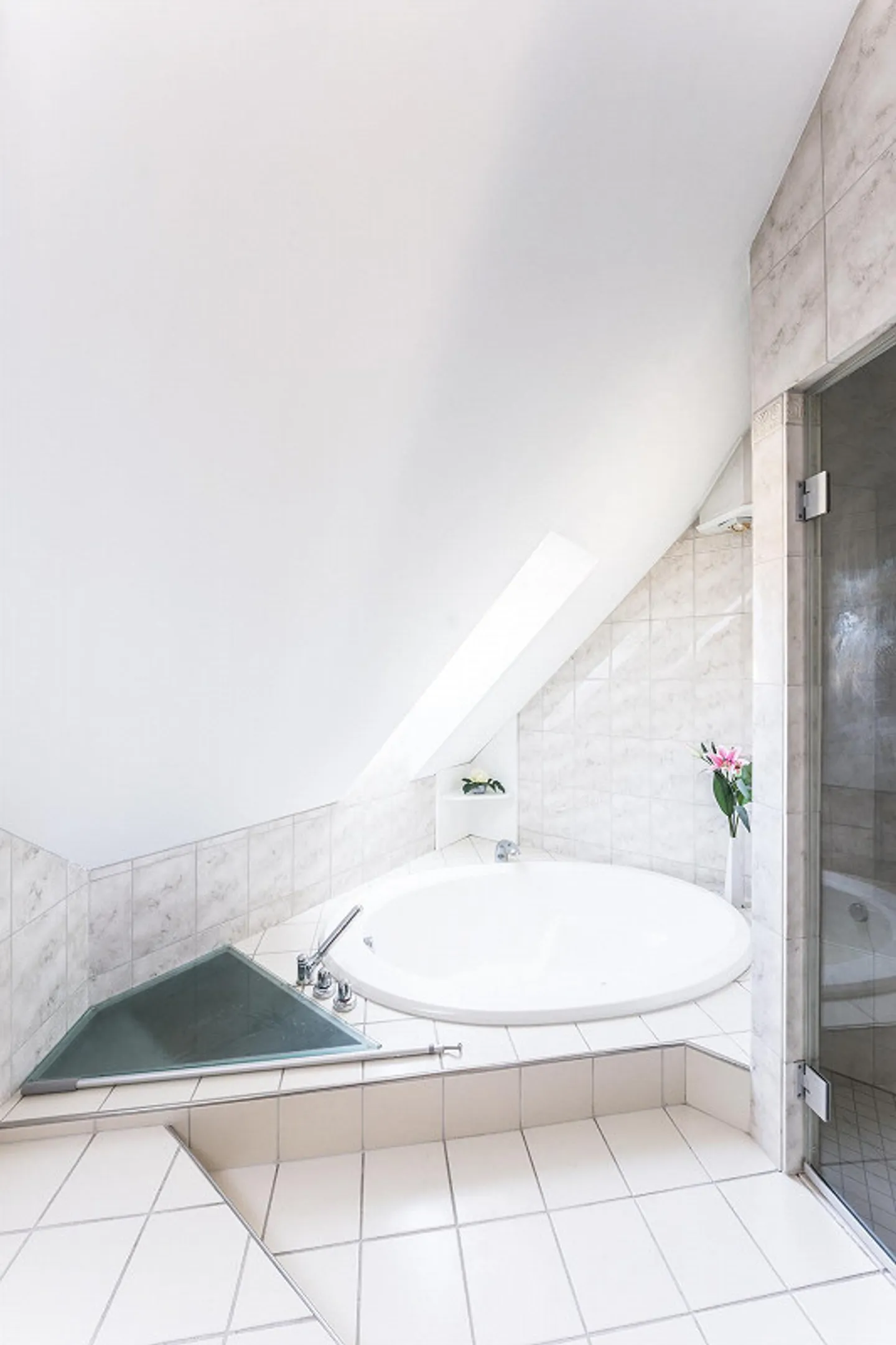 Aussergewöhnliche Dachwohnung mit Galerie-Charakter & Cheminée - Foto 19 von 24