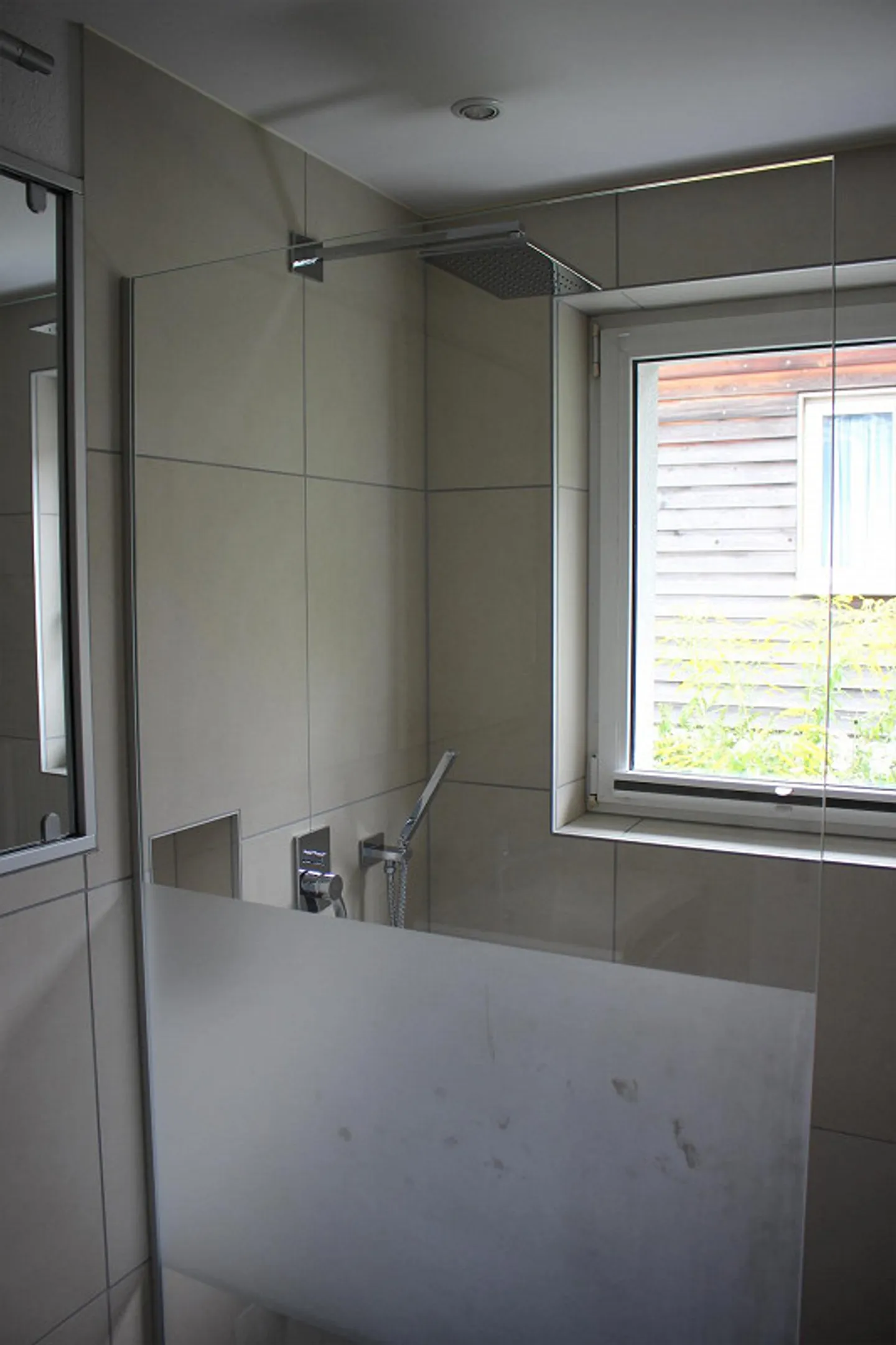 Charmante maison individuelle de 5,5 pièces avec vue unique sur les montagnes enneigées - Photo 15 sur 26