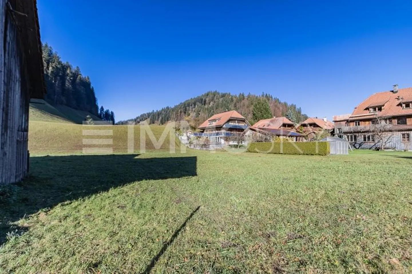 Modernes Mehrfamilienhaus in der Natur - Foto 2 von 5