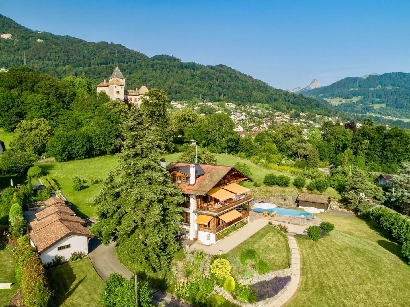 2 Immobilien, darunter ein luxuriöses Chalet mit Panoramablick - Foto 3 von 13