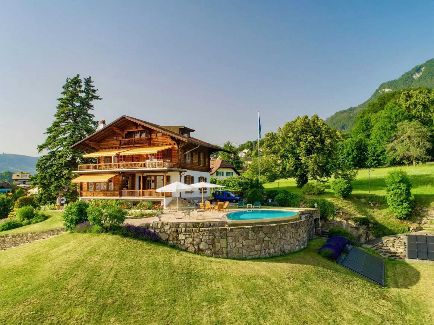 2 Immobilien, darunter ein luxuriöses Chalet mit Panoramablick - Foto 1 von 13