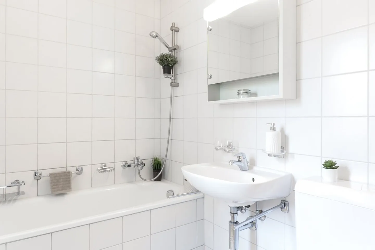 Appartement calme de 4,5 pièces de 97 m² au dernier étage du 2ème étage - Photo 2 sur 12