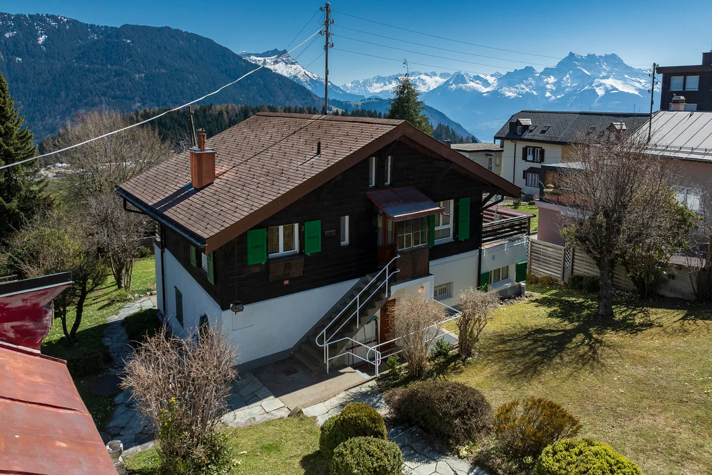 Chalet incantevole idealmente situato con 3 appartamenti - Foto 2 di 22