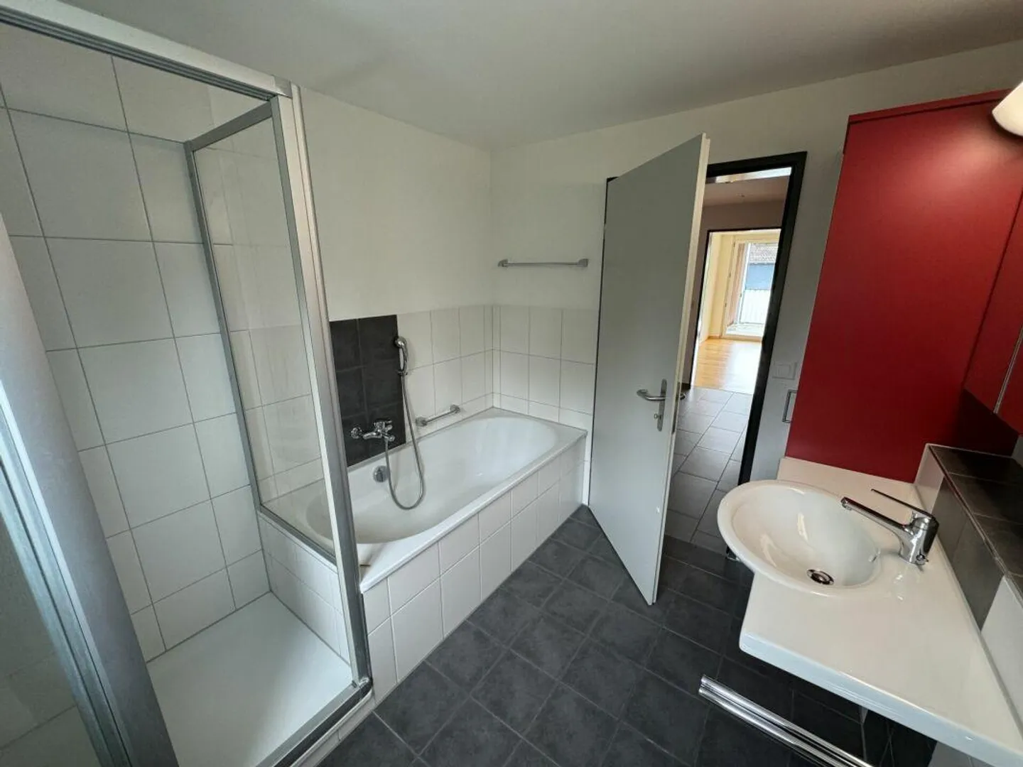 Appartement en attique de 5,5 pièces, 3ème étage dans un endroit calme - Photo 3 sur 12