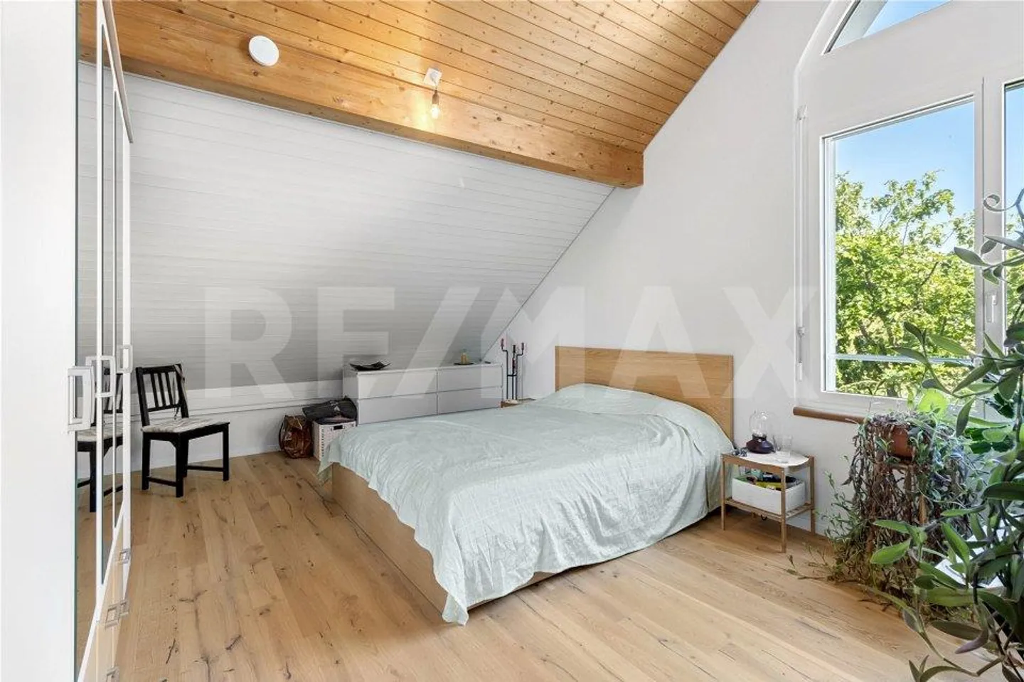 Grosszügige 4½-Zimmer Dachwohnung – Licht, Weitsicht und Stil - Photo 4 of 13